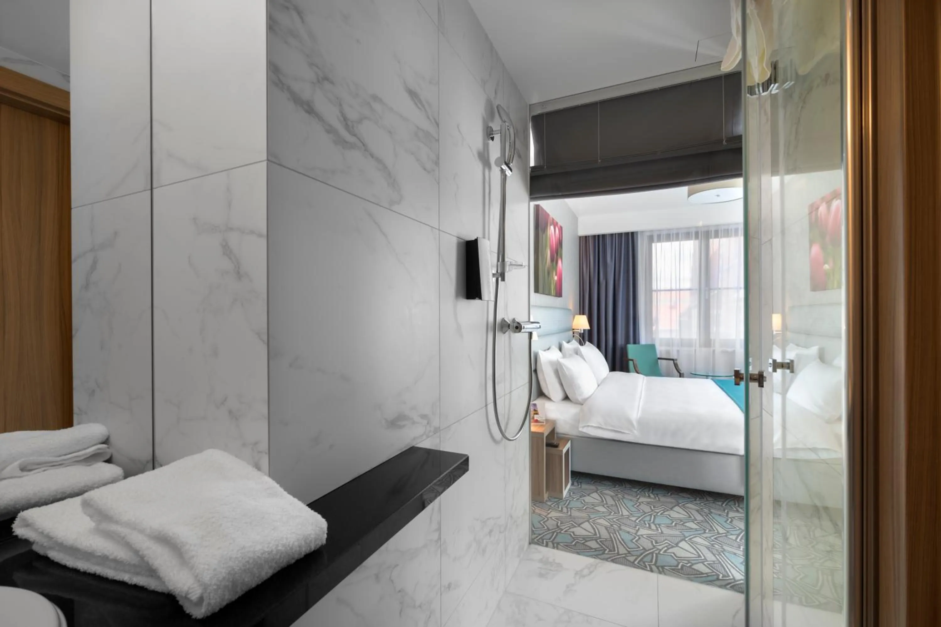 Shower, Bed in Golden Tulip Krakow Kazimierz