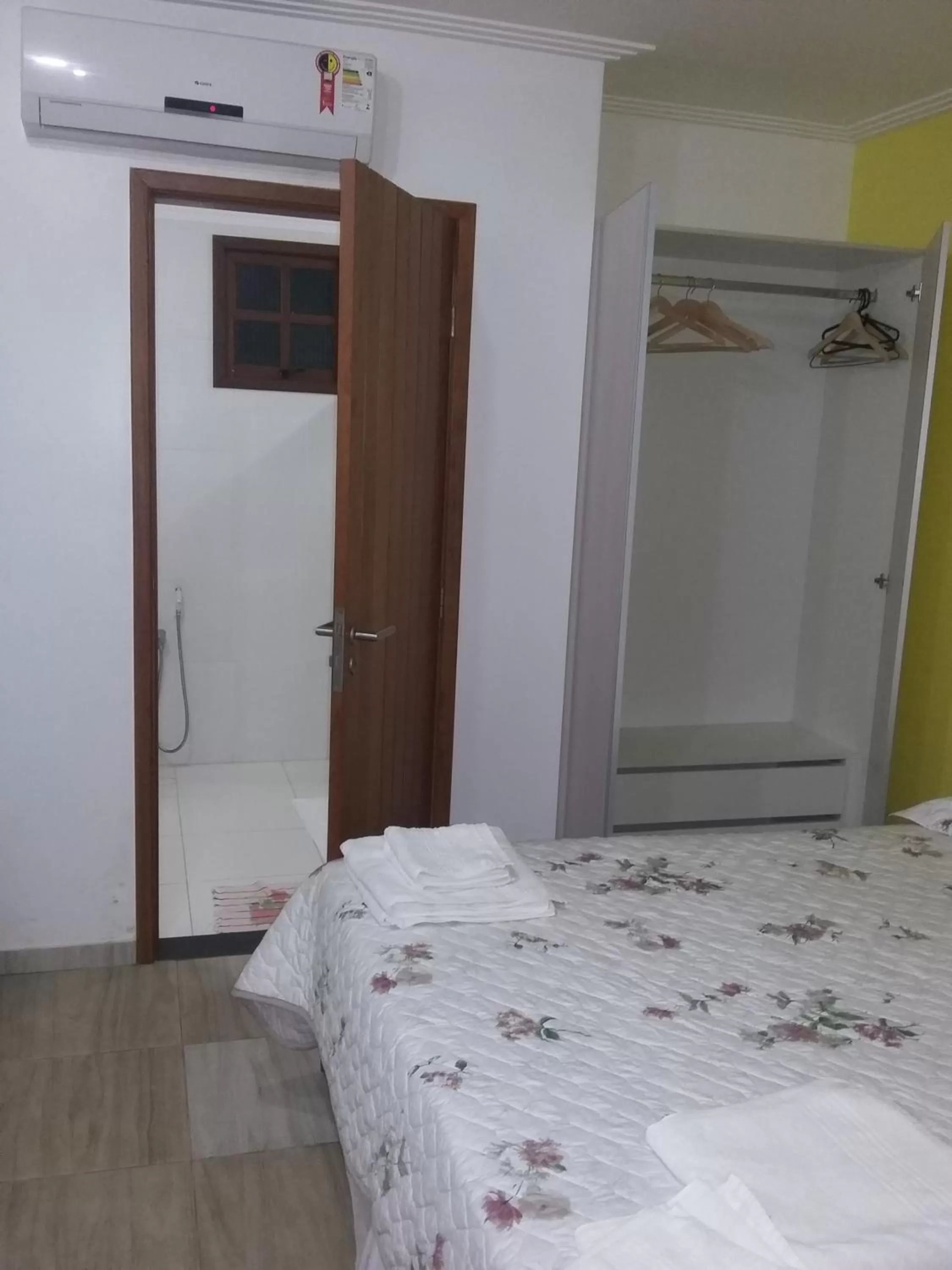 Bathroom, Bed in Pousada Ipitanga IV