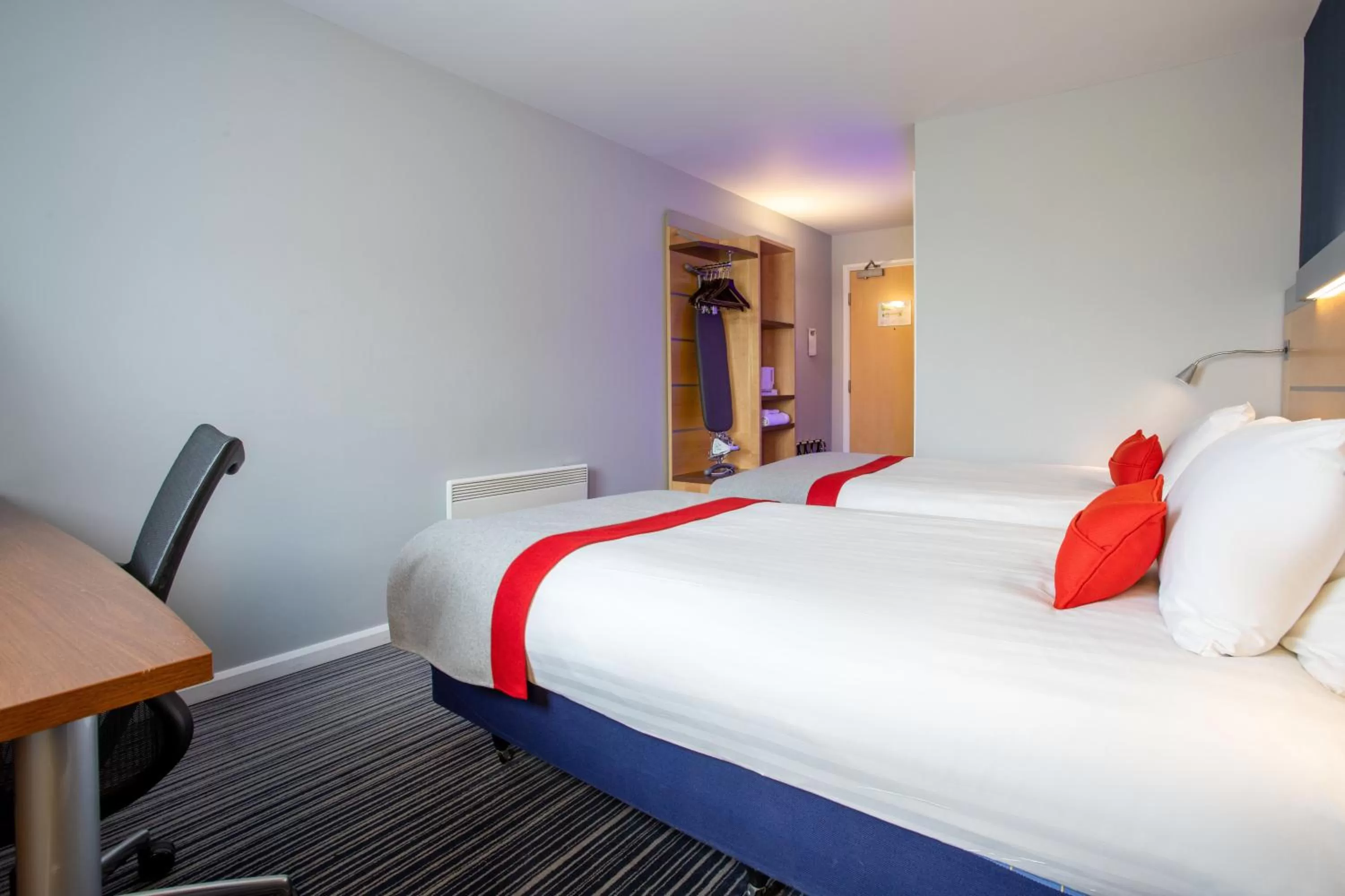 Photo of the whole room, Bed in Holiday Inn Express Dunfermline by IHG