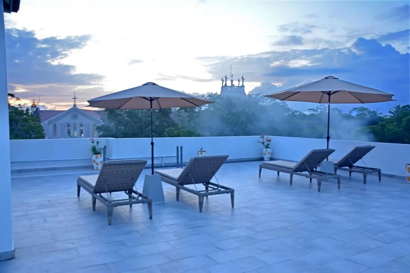 Sunrise, Swimming Pool in Negombo New Queen's Palace