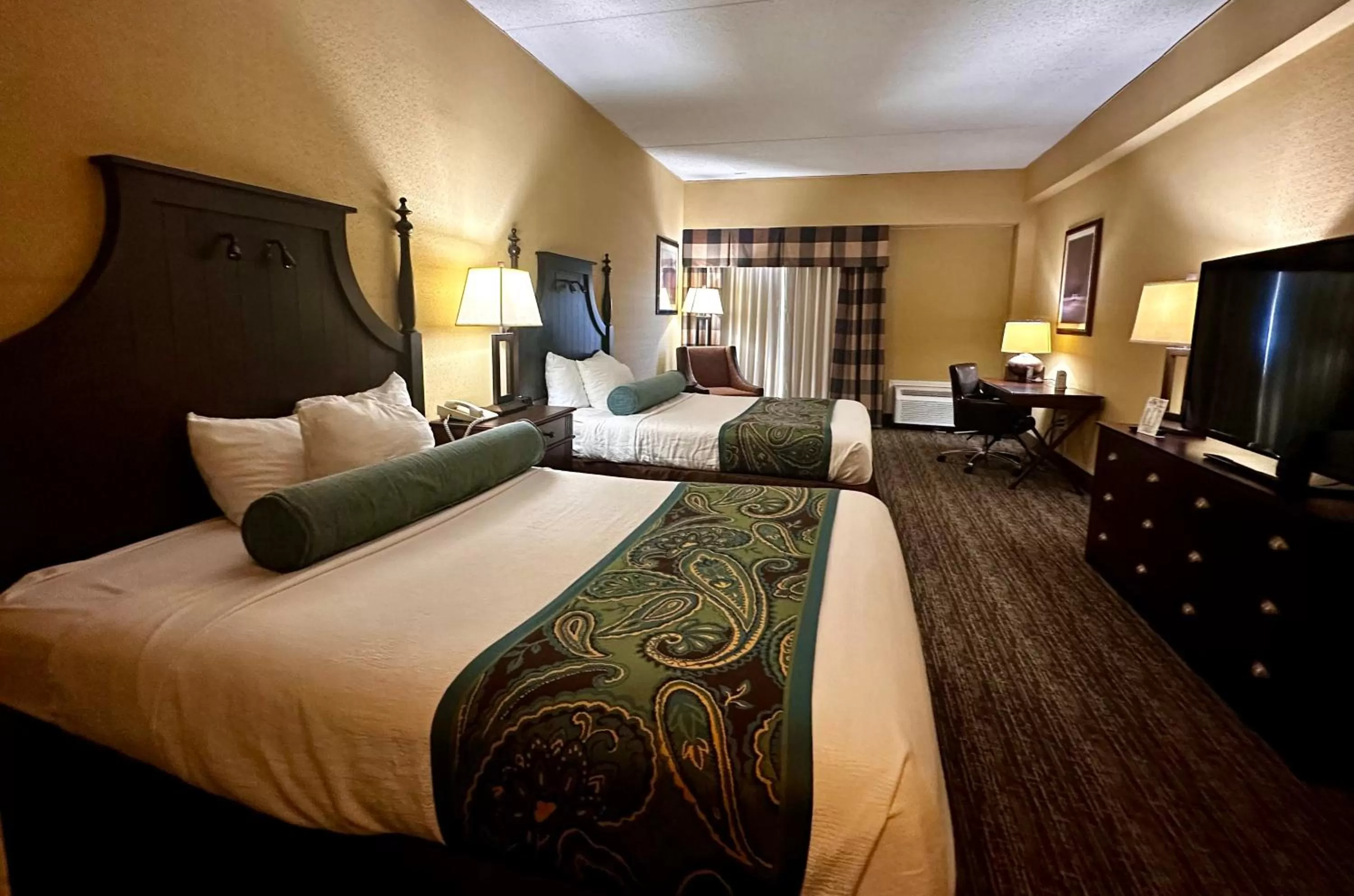 Bed in Red Lion Hotel Harrisburg Hershey