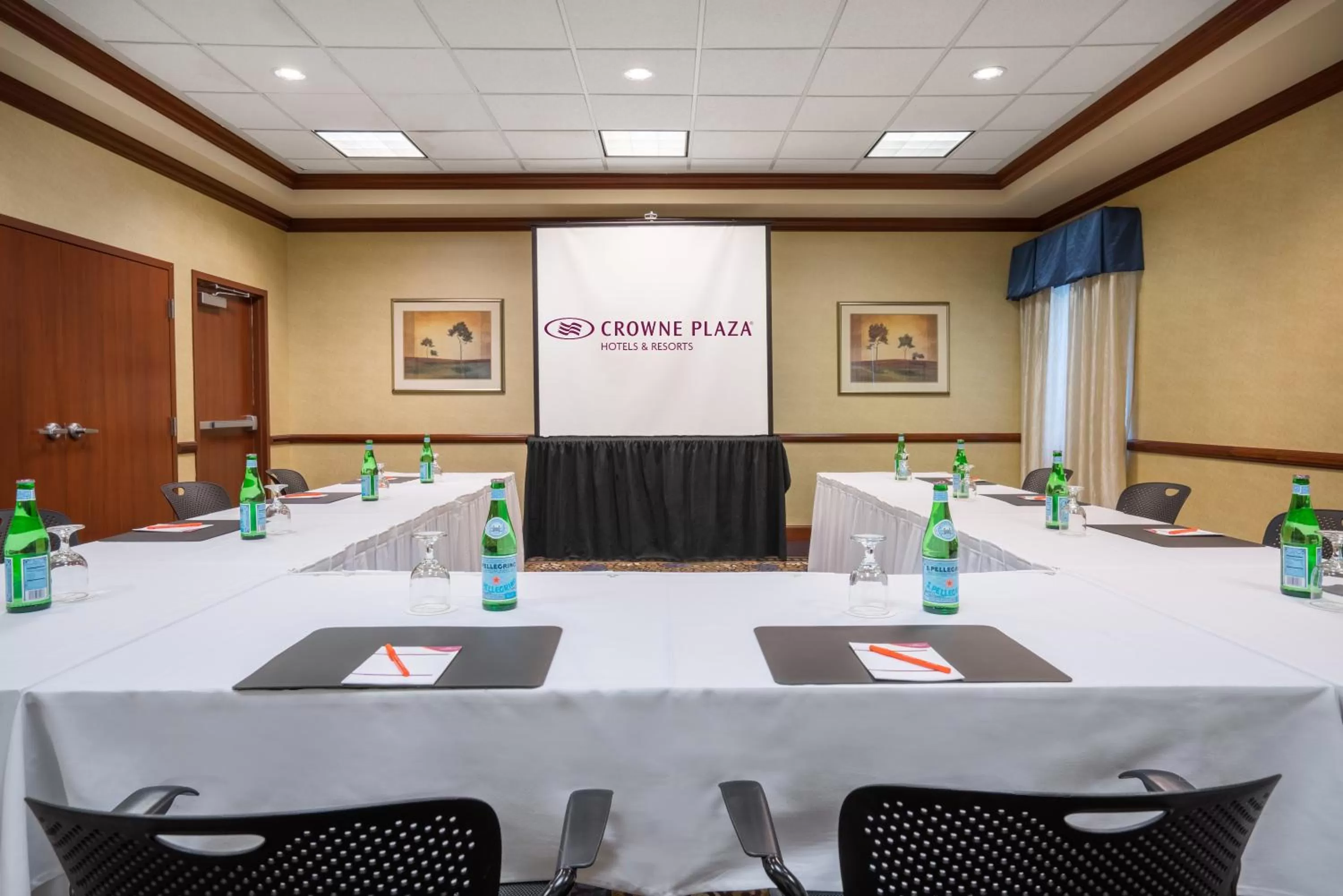 Meeting/conference room in Crowne Plaza Hotel and Suites Pittsburgh South by IHG