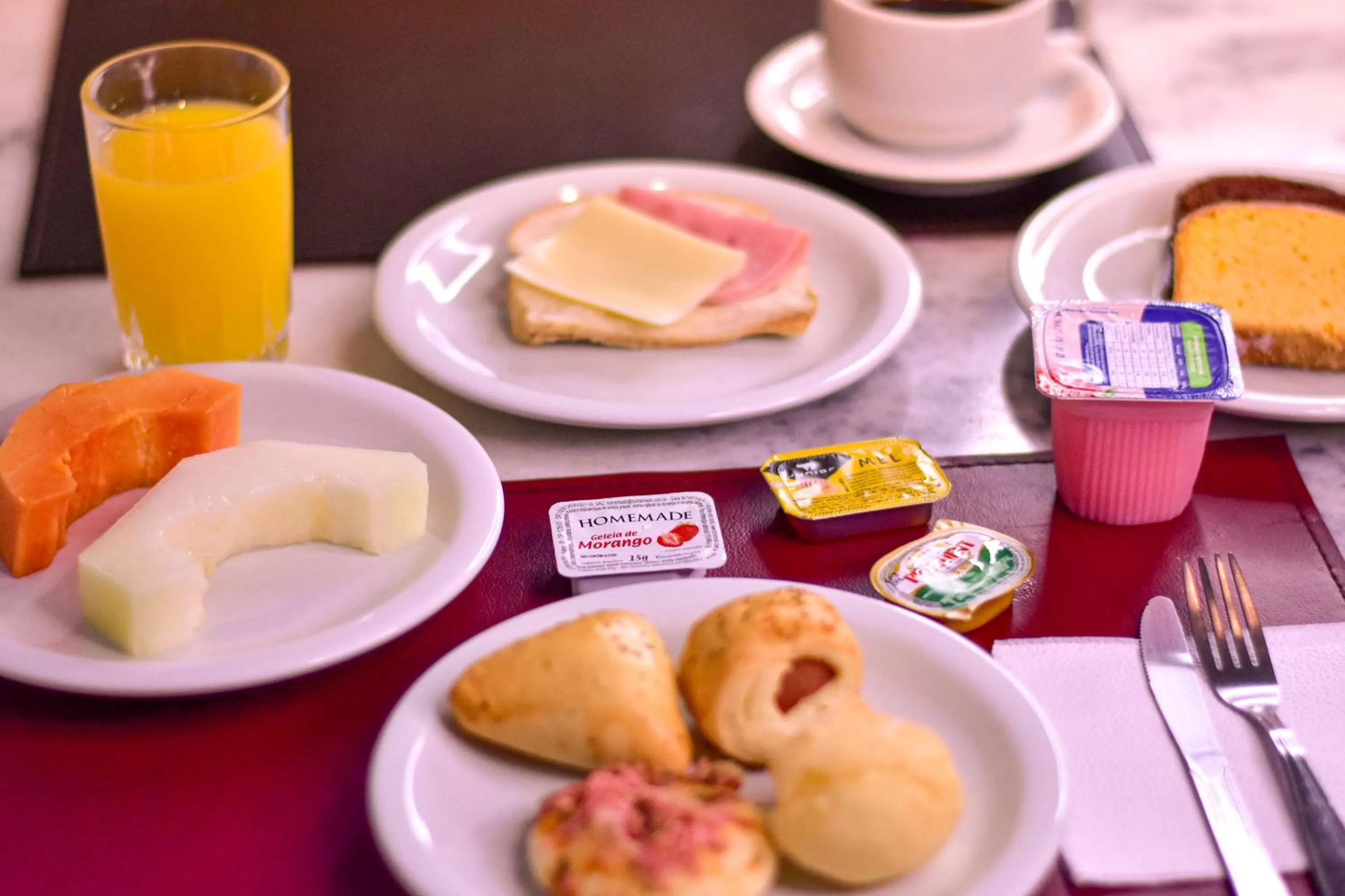 Food and drinks in Barigui Park Hotel