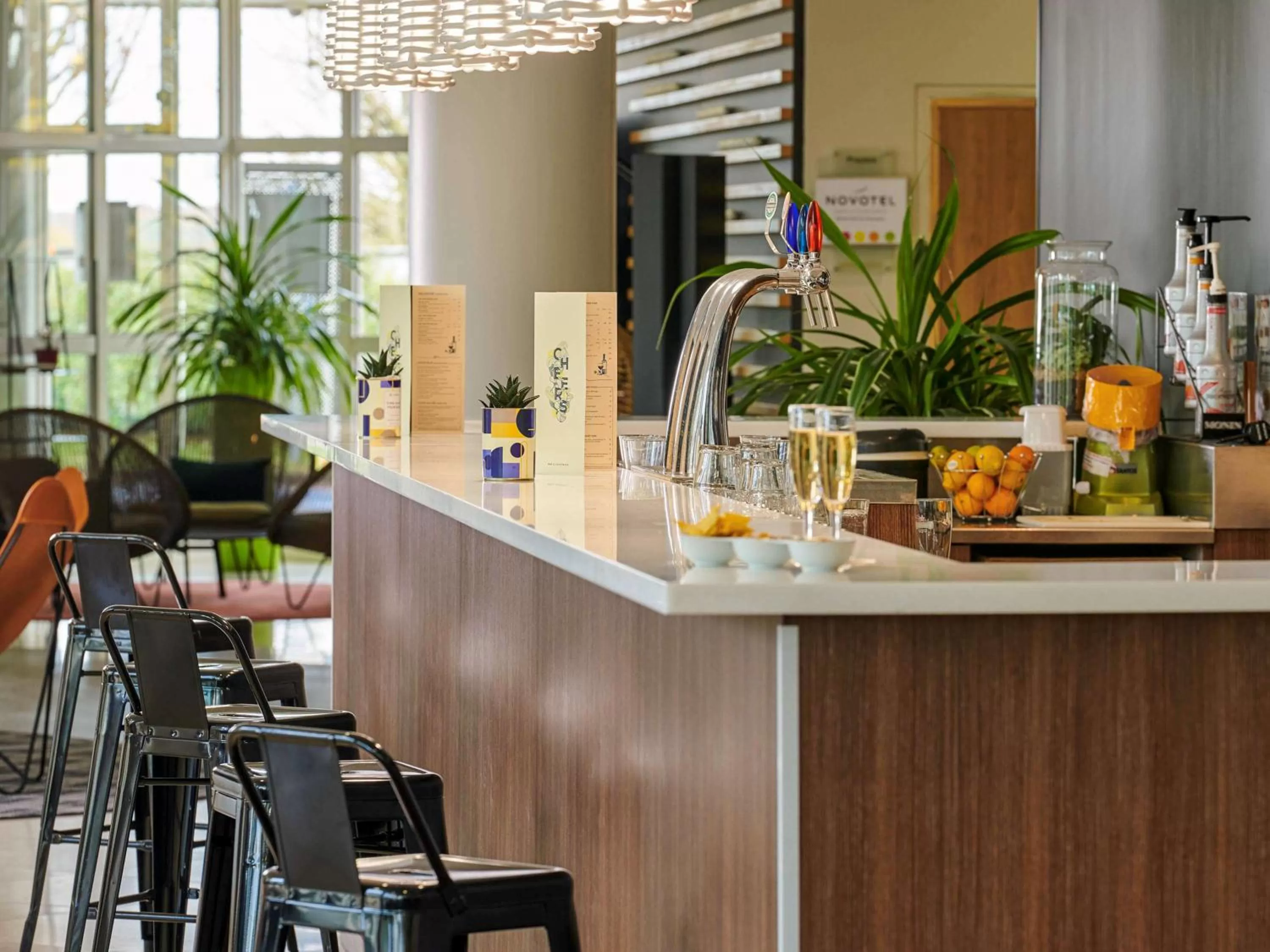 Lounge or bar in Novotel Senart Golf De Greenparc