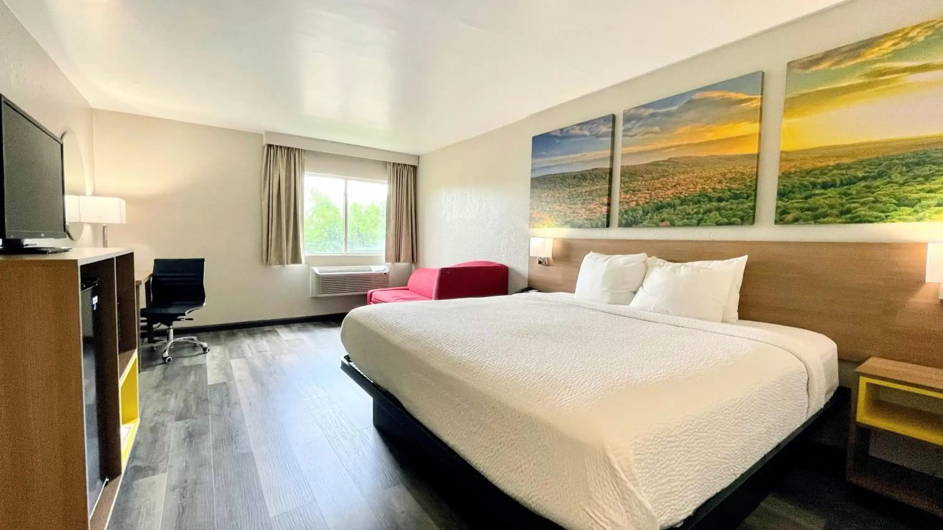 King Room - Non-Smoking in Days Inn by Wyndham Columbus IN King Room - Non-Smoking in Days Inn by Wyndham Columbus IN