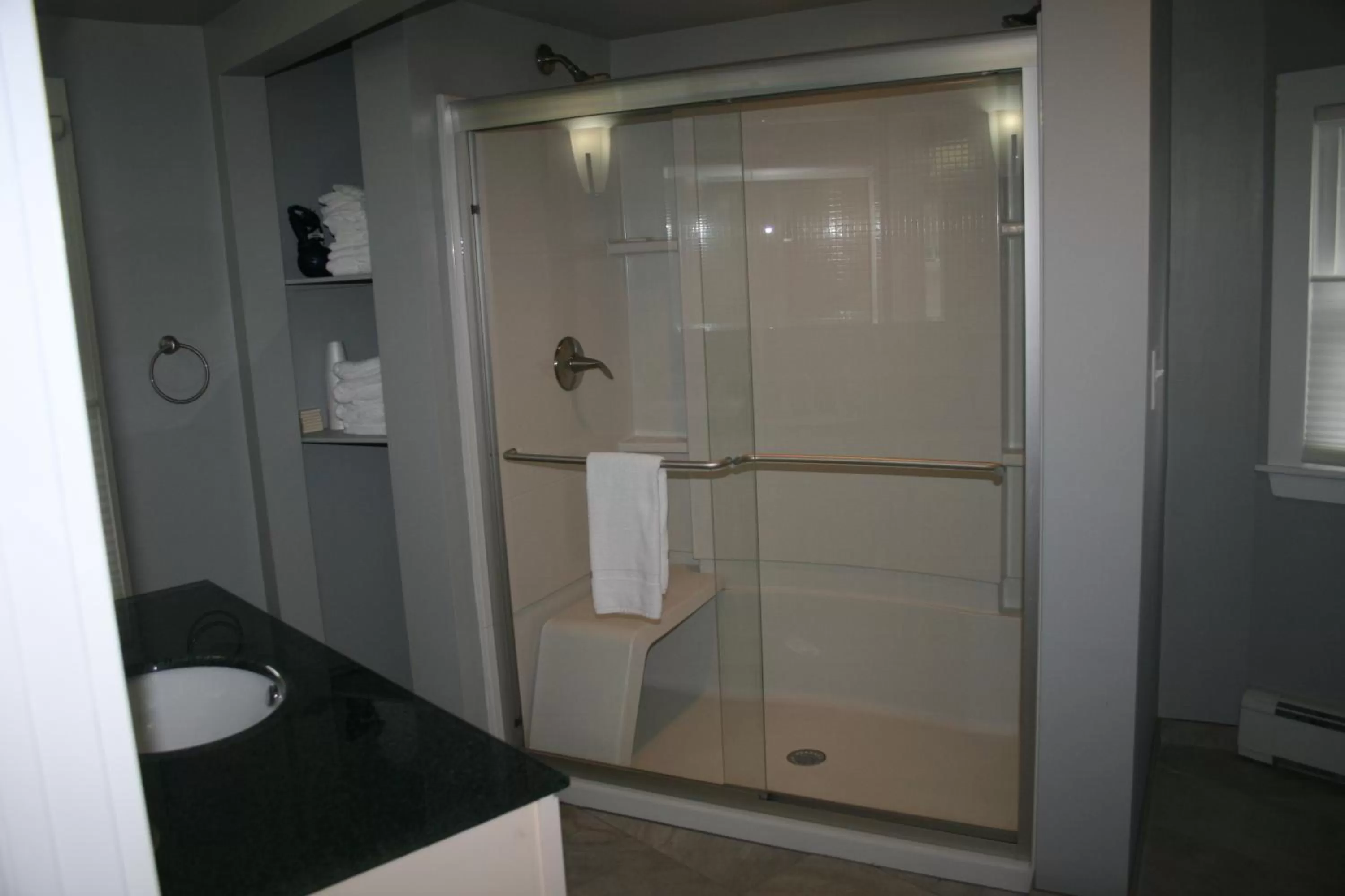 Bathroom in Shea's Riverside Inn & Motel