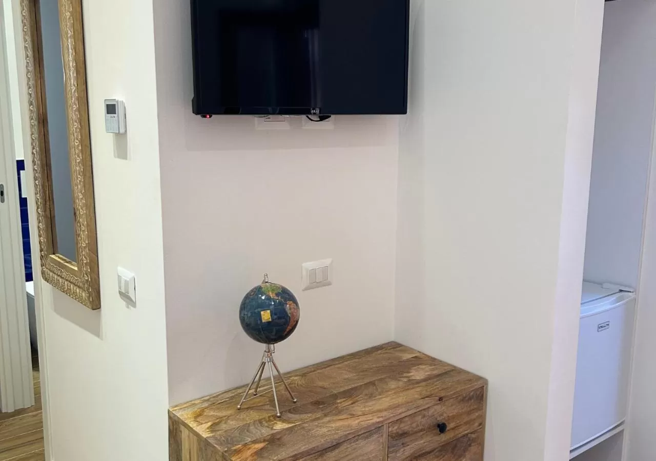 TV/Entertainment Center in A' BITTA