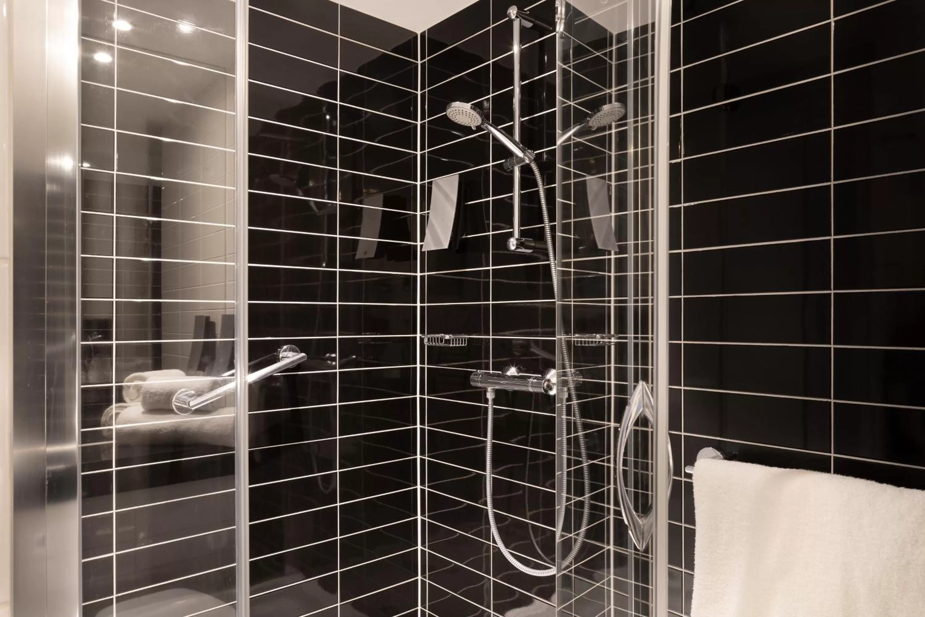 Bathroom in Holiday Inn Express Toulon - Est by IHG