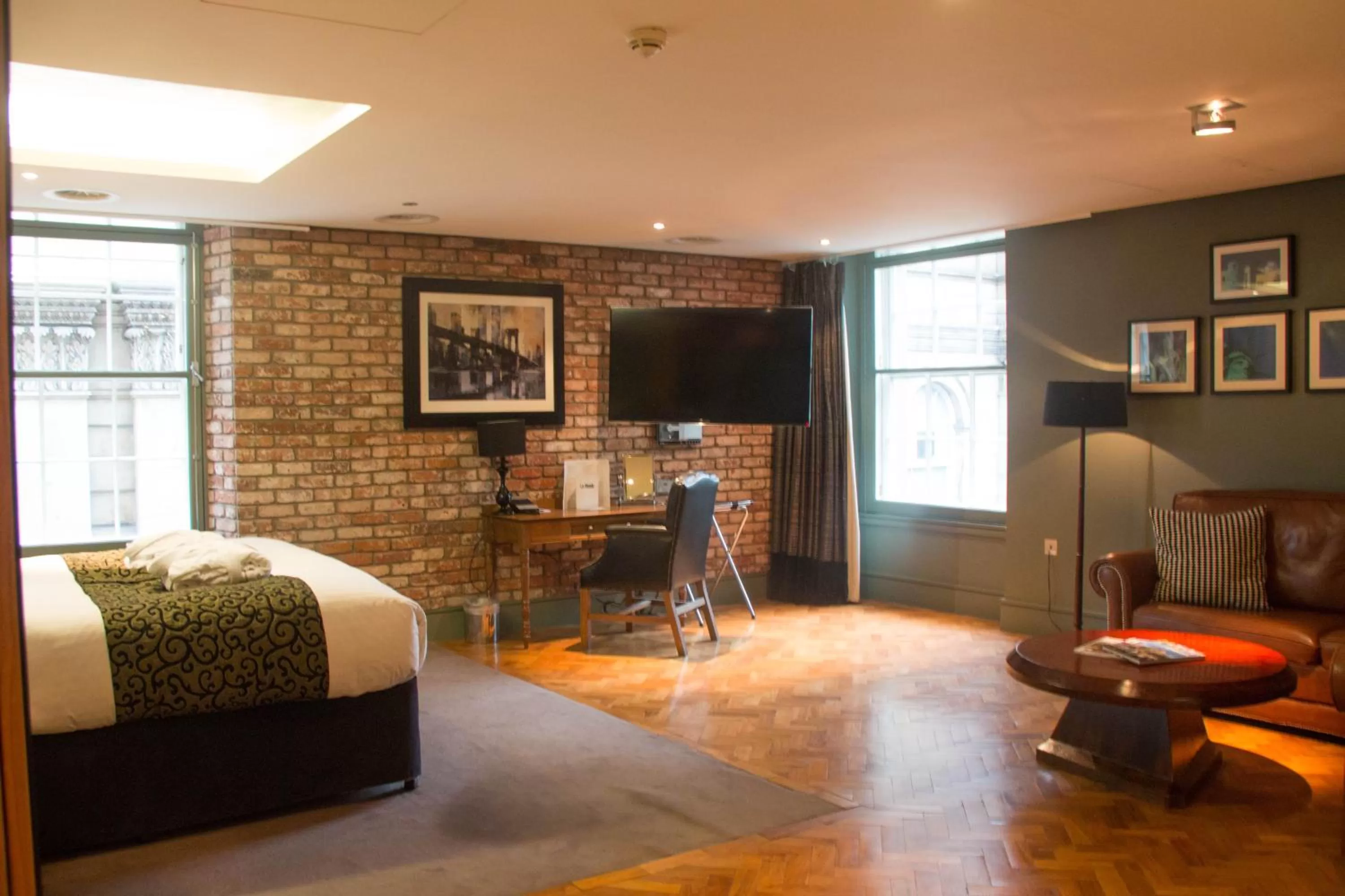 Photo of the whole room, Bed in Le Monde Hotel