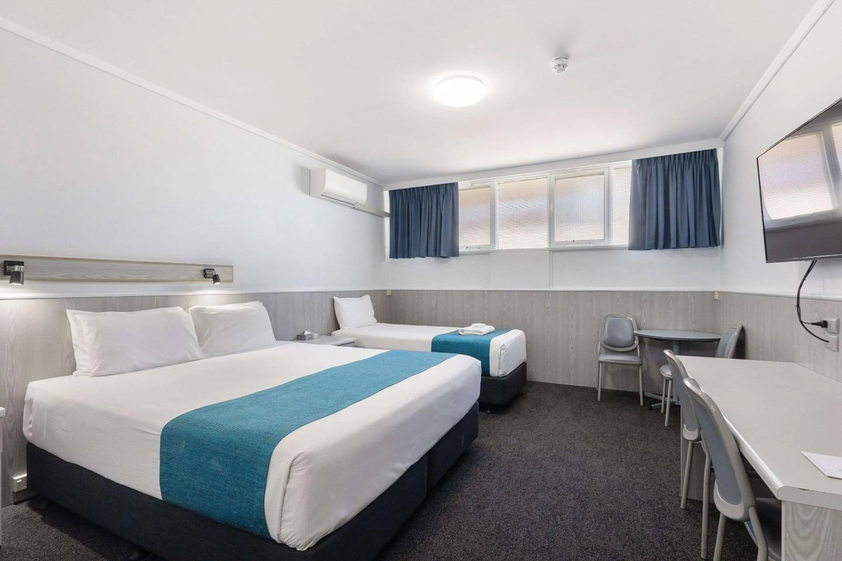 Bedroom, Bed in Comfort Inn Glenelg