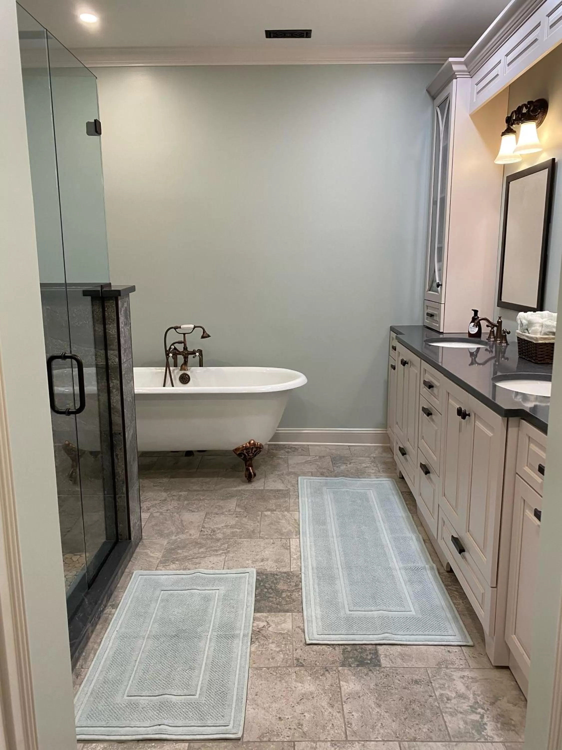 Bathroom in Belle Louise Historic Bed & Breakfast