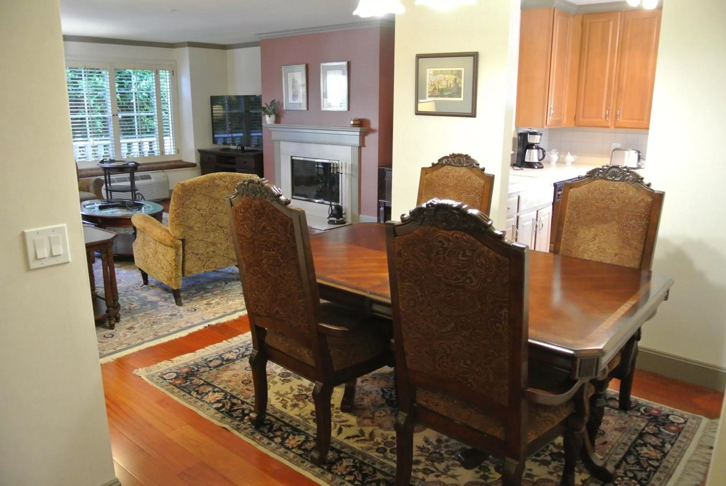 Dining area in Cow Hollow Inn and Suites