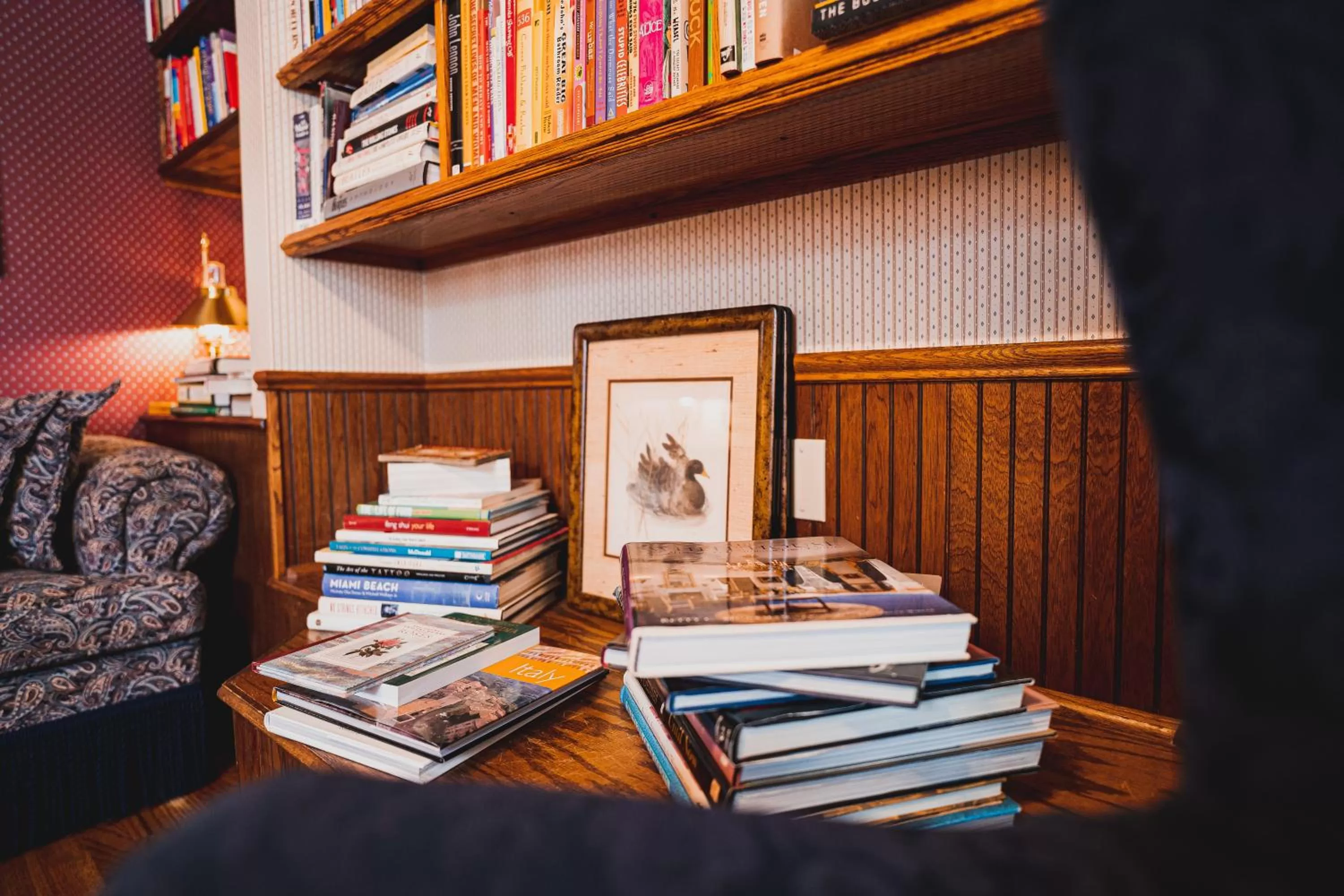 Library in Yelton Manor Bed and Breakfast