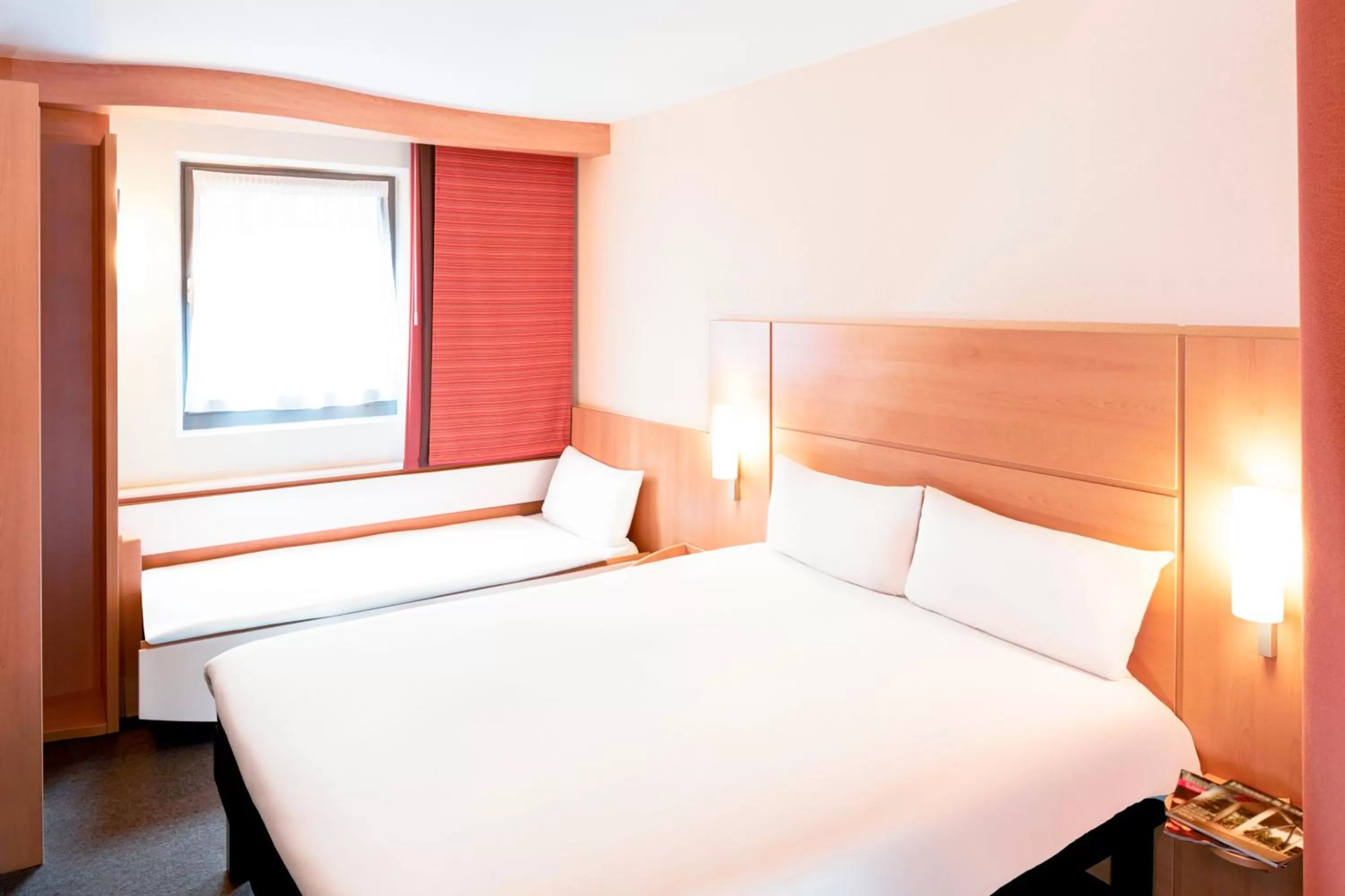 Bedroom, Bed in ibis London Elstree Borehamwood