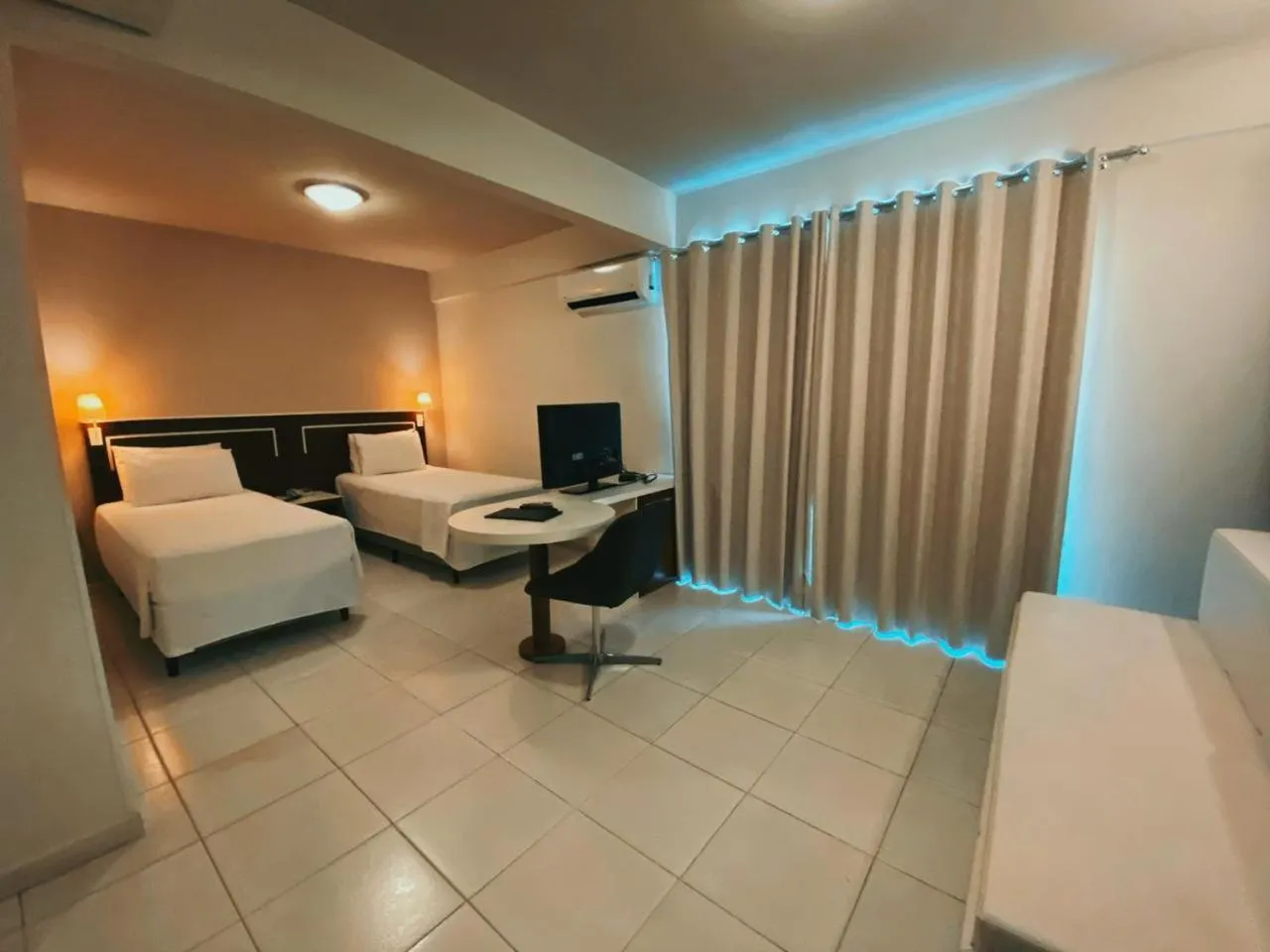 Bathroom, Bed in Altadomo Hotel