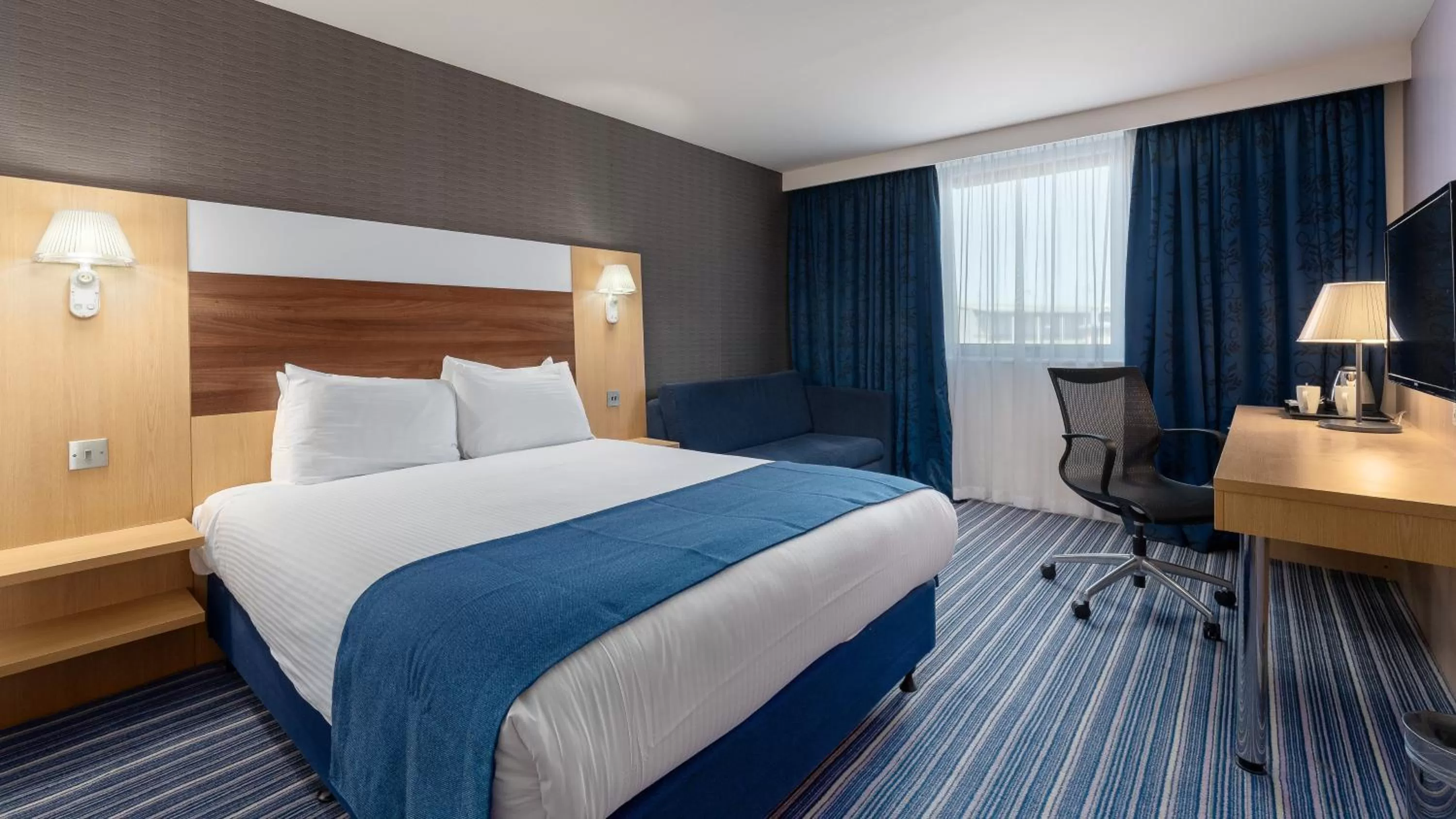 Photo of the whole room, Bed in Holiday Inn Express Leigh - Sports Village by IHG