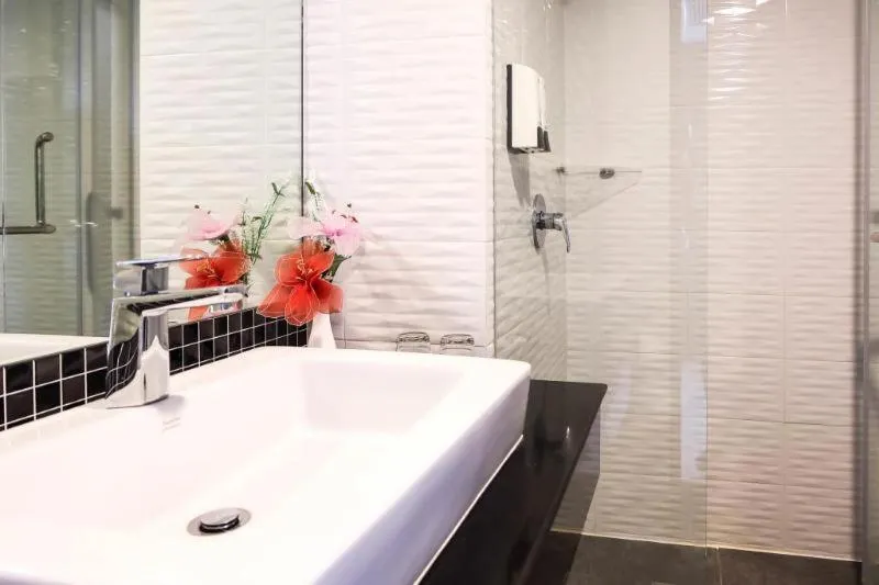 Bathroom in Picnic Hotel Bangkok - Rang Nam