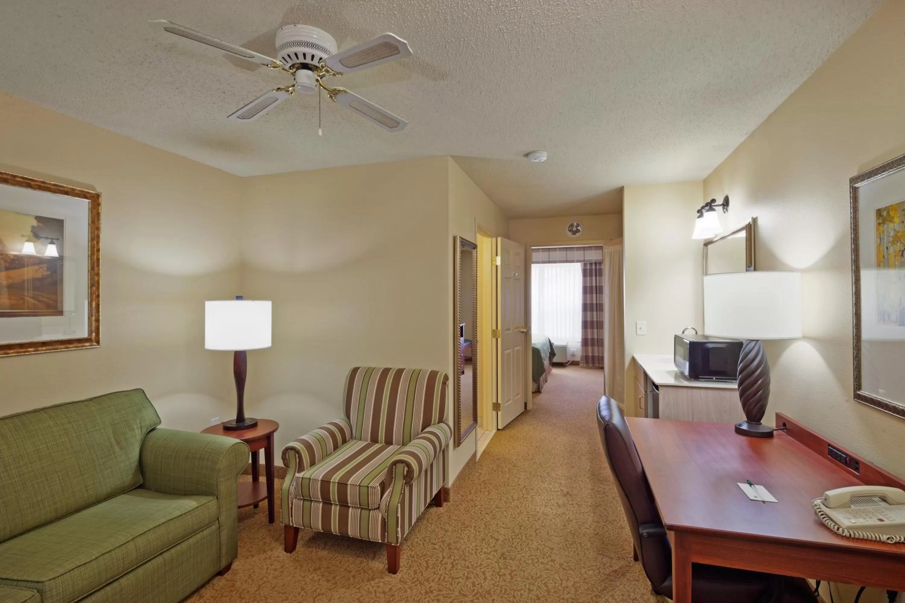 Living room in Country Inn & Suites by Radisson, Stevens Point, WI