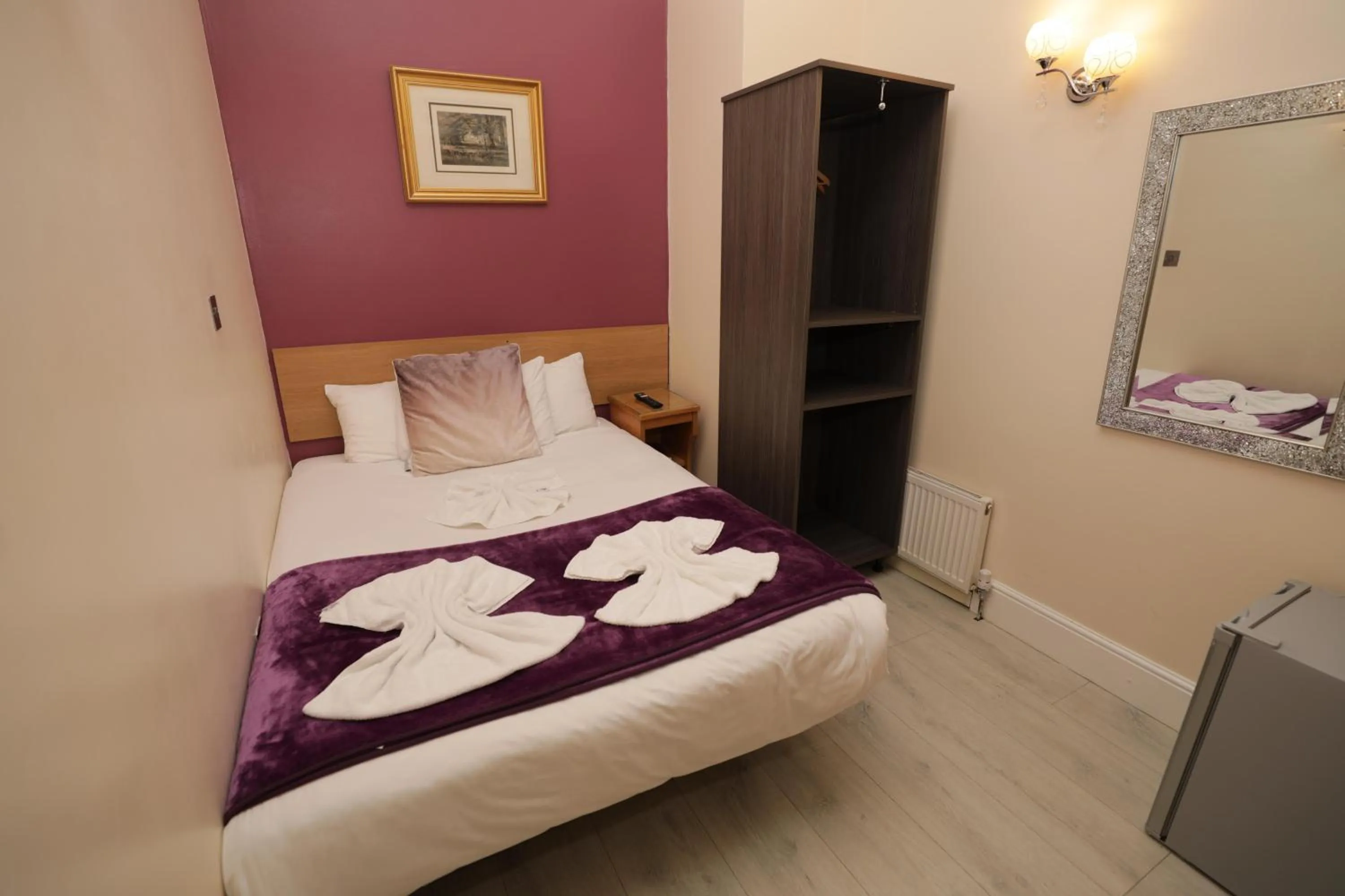 Bedroom, Bed in Holland Inn Hotel