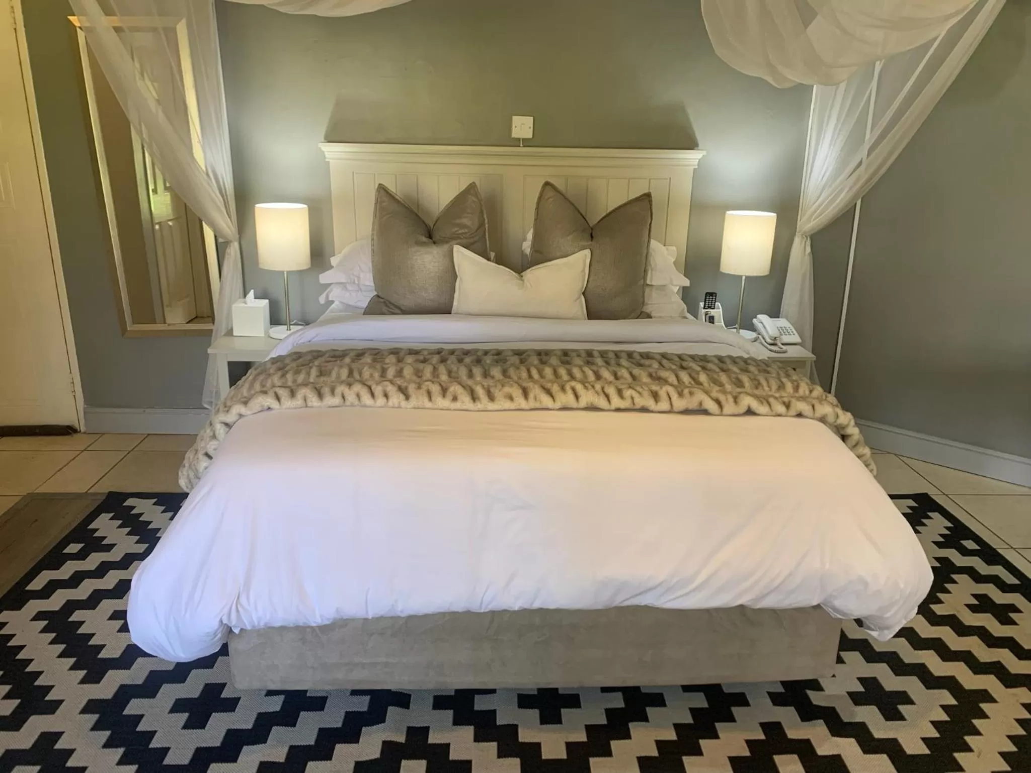 Bed in The Leslie - Bed & Breakfast