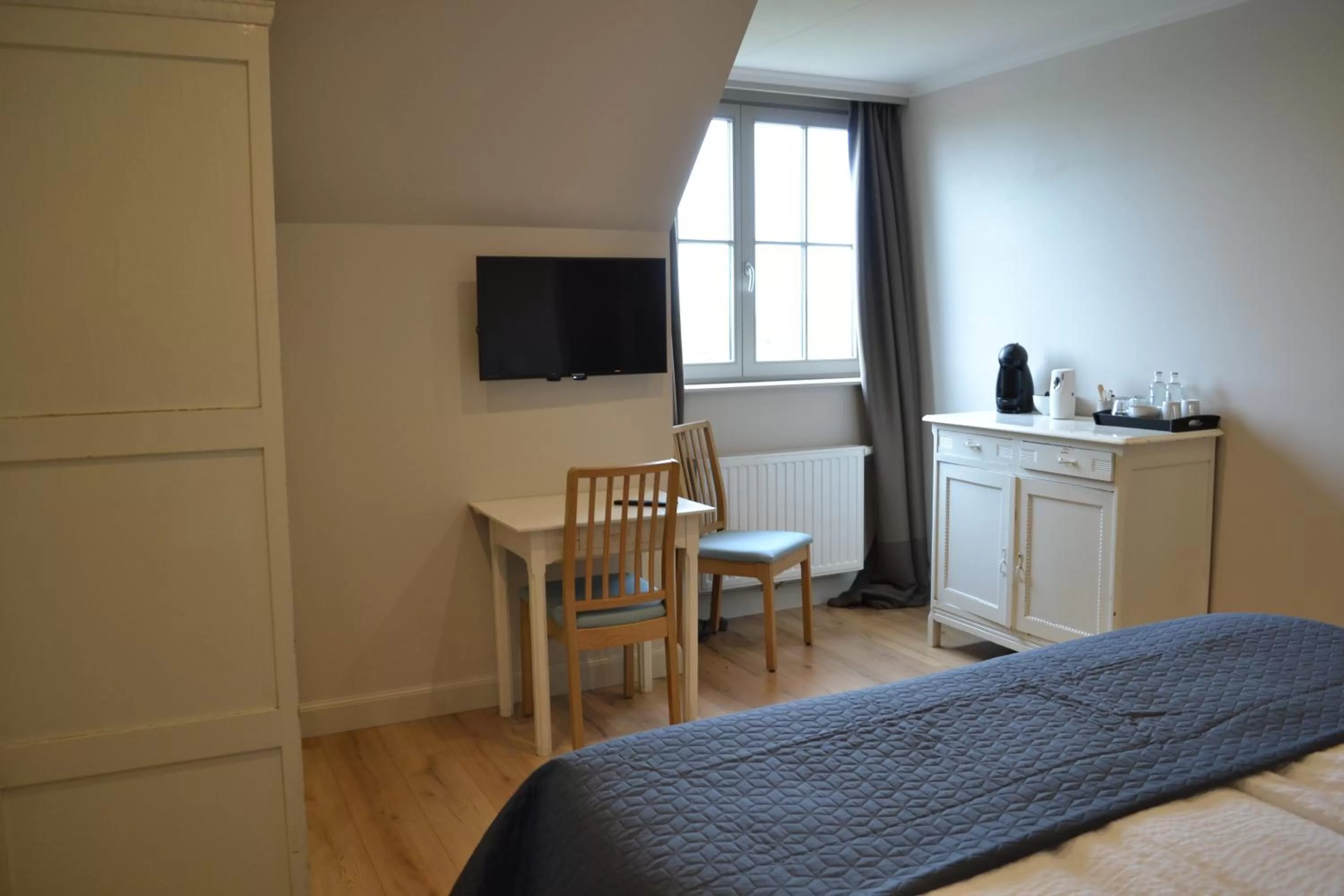 Photo of the whole room, TV/Entertainment Center in B&B Allegambe's Goed