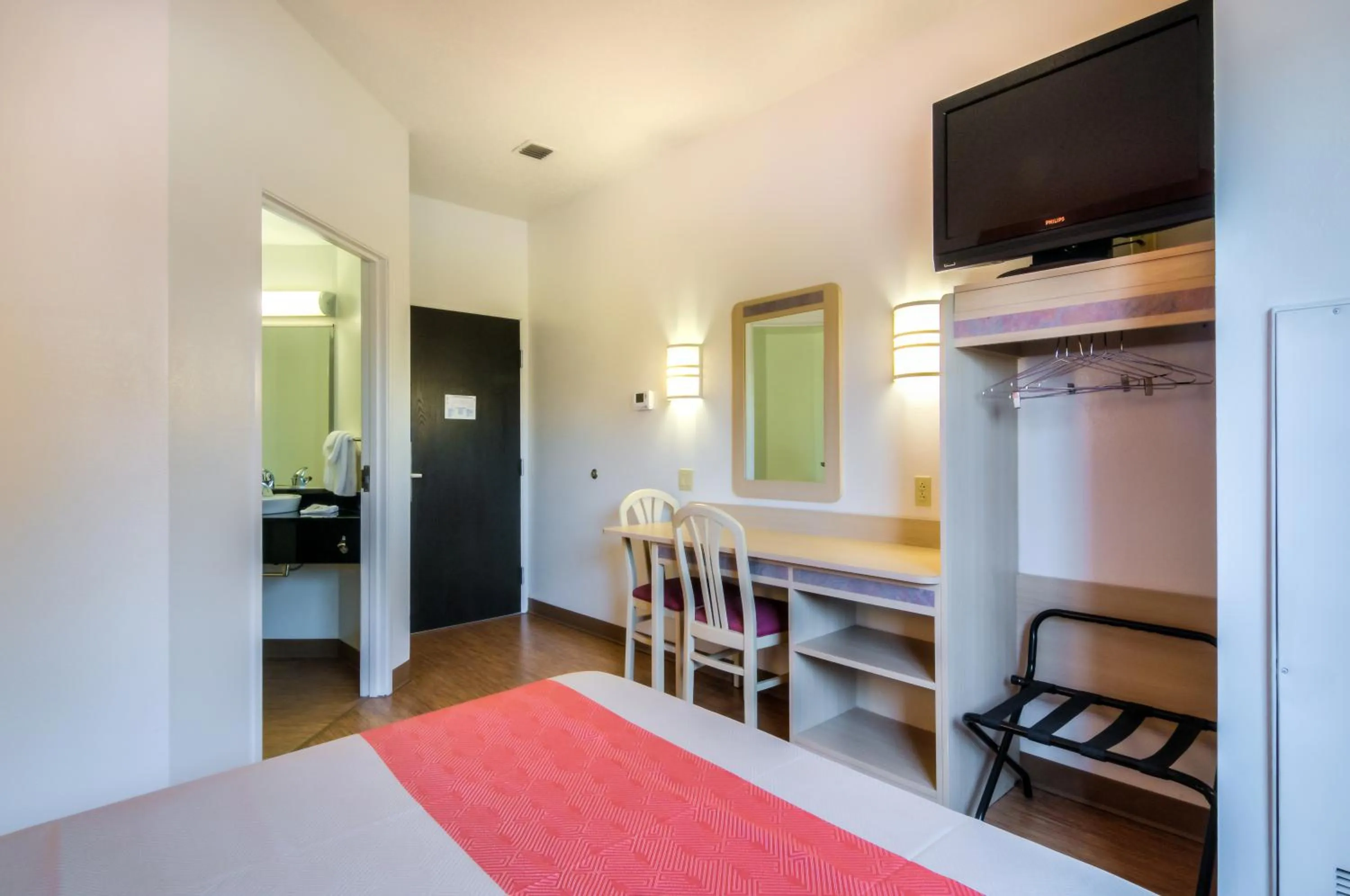 Seating area in Motel 6-Joliet, IL - Chicago - I-55