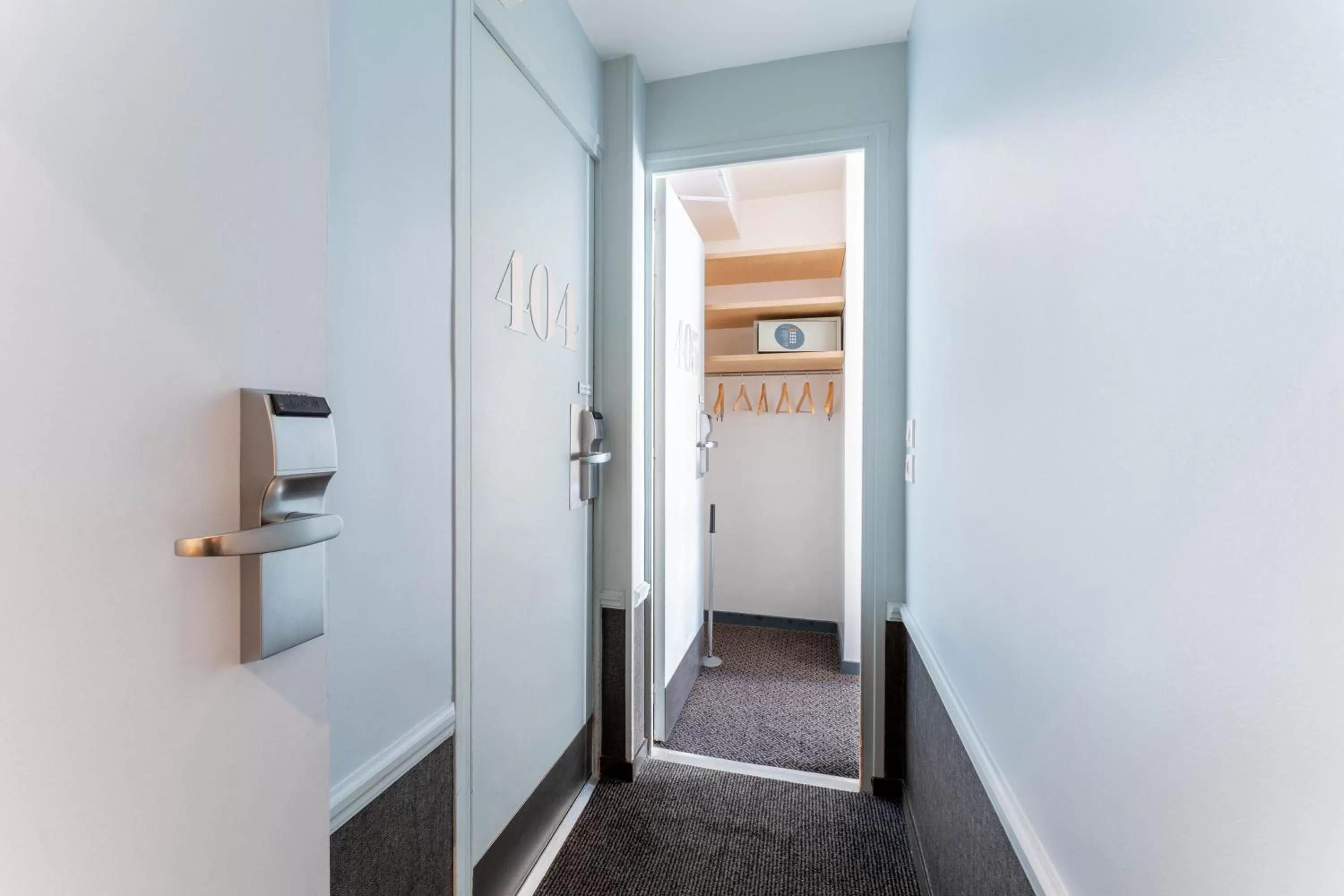 wardrobe in Hotel George - Astotel