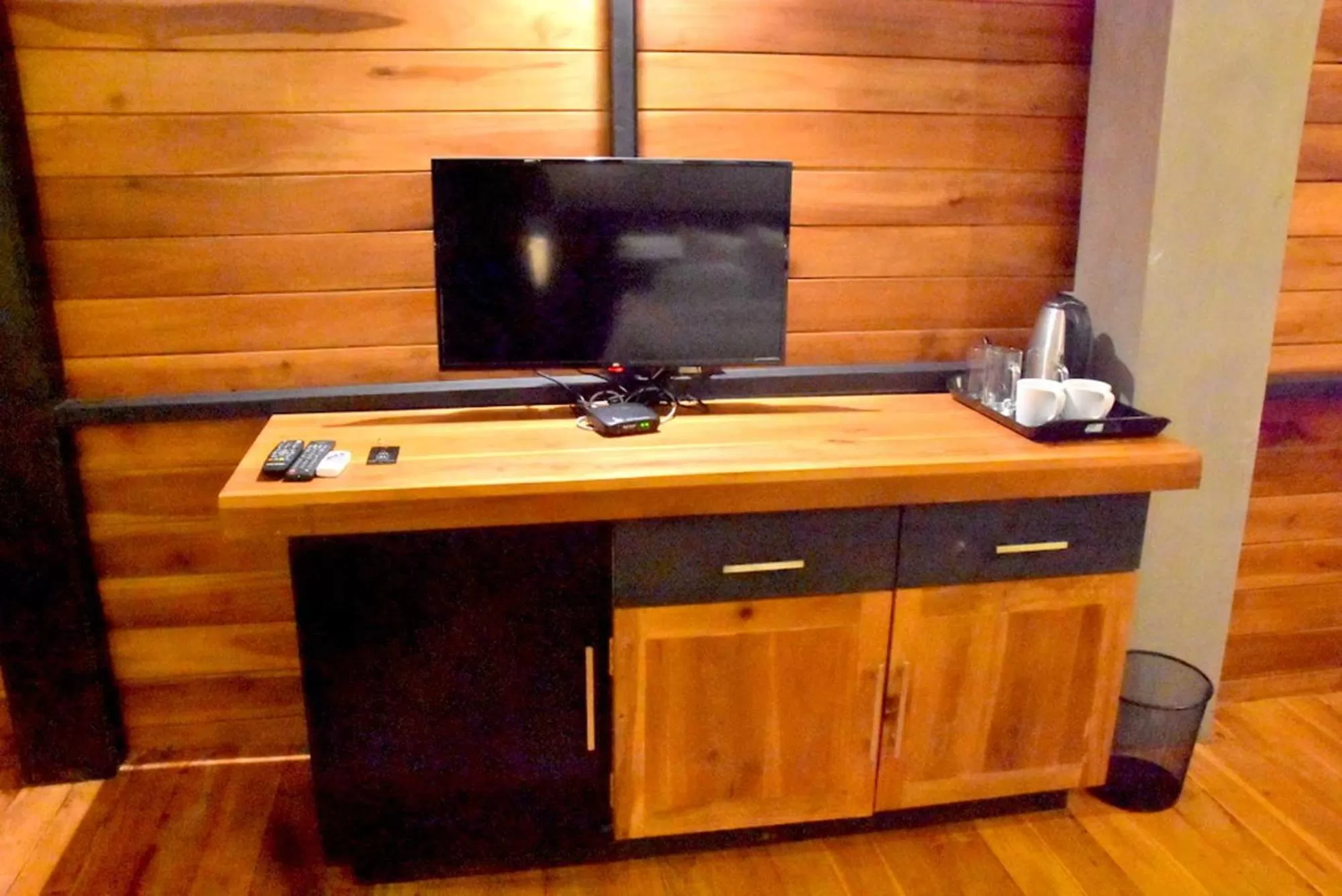 Bedroom, TV/Entertainment Center in Manuka Hillwood Hotel