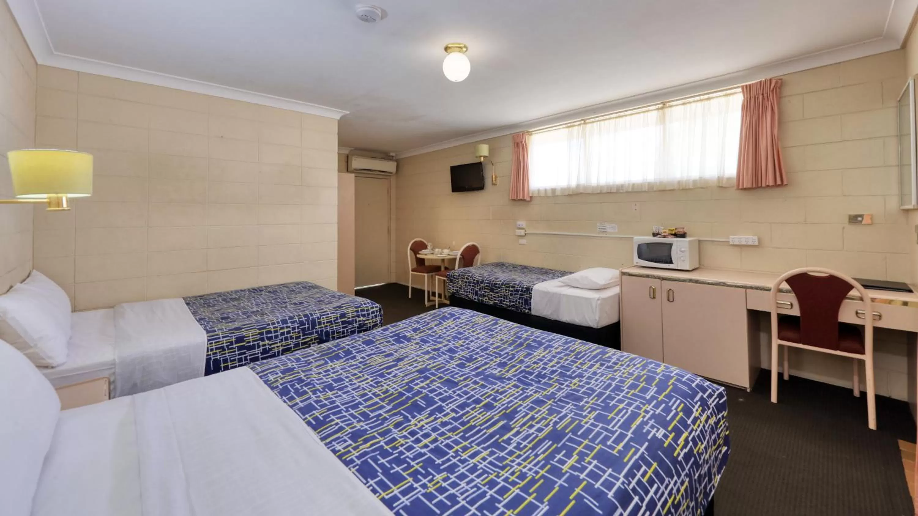 TV and multimedia, Bed in Cootamundra Gardens Motel