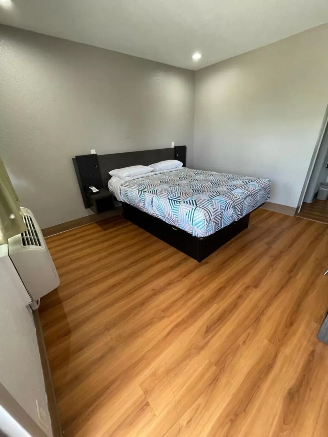 Standard Room with – One Queen Bed - single occupancy in Motel 6-Port Allen, LA - Baton Rouge Standard Room with – One Queen Bed - single occupancy in Motel 6-Port Allen, LA - Baton Rouge