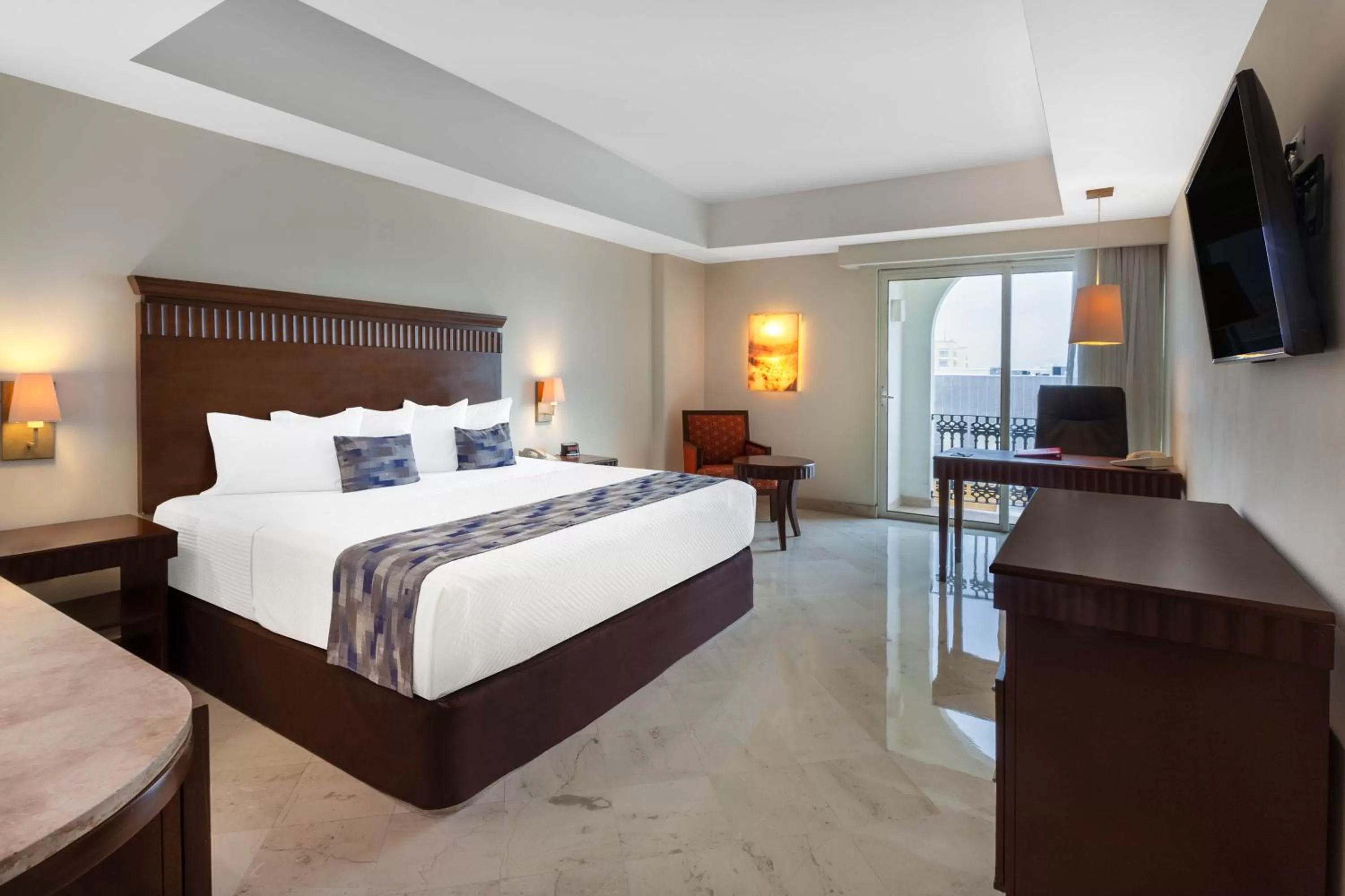 Photo of the whole room, Bed in Ramada Plaza by Wyndham Veracruz Boca del Rio