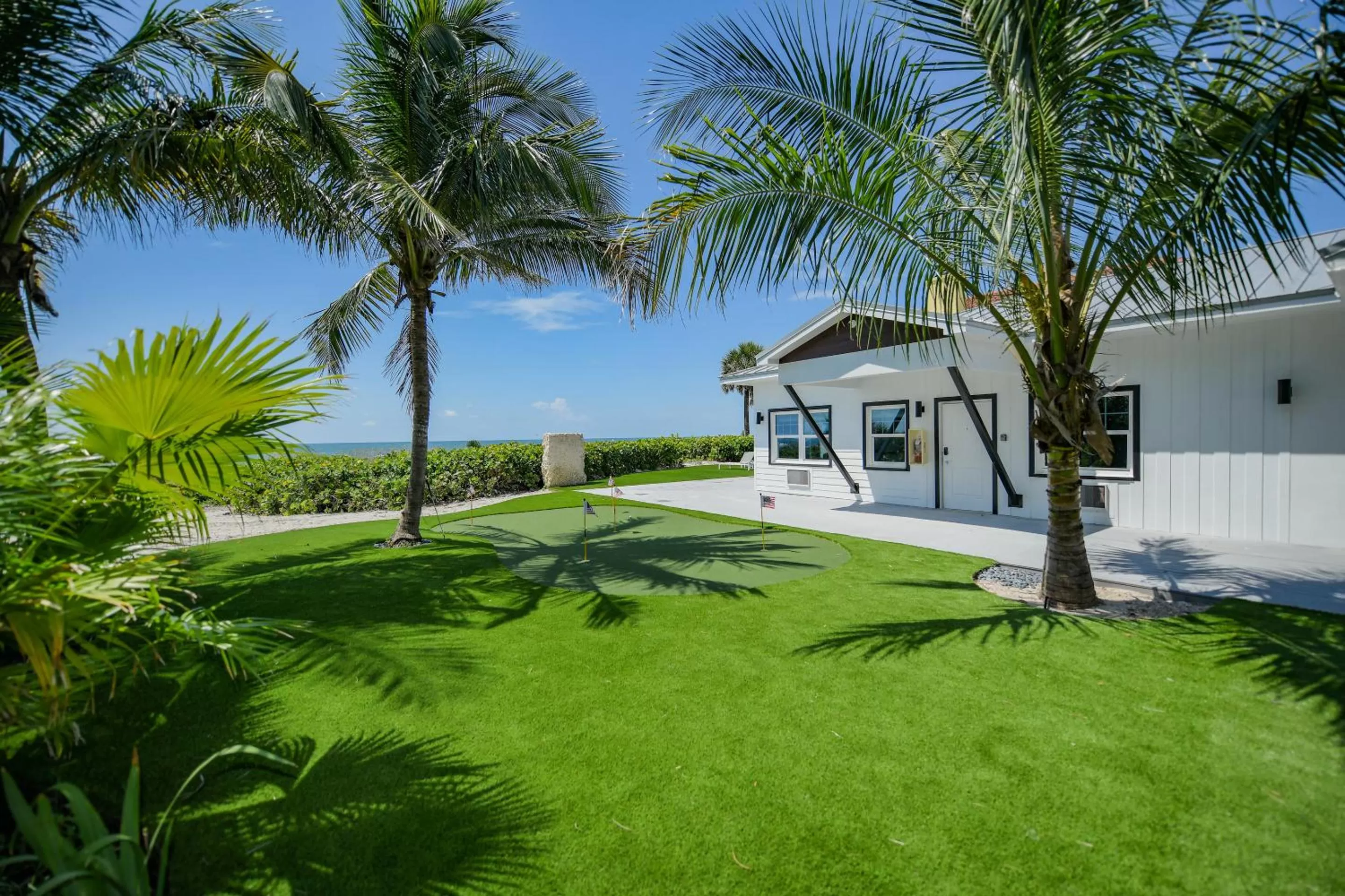 Property building in Casey Key Resorts - Beachfront