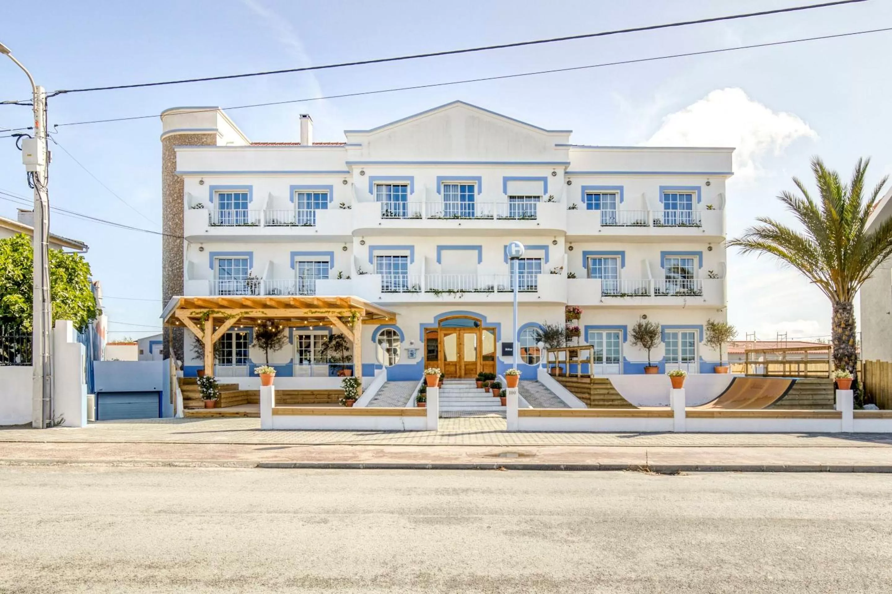 Facade/entrance in Malacuna Peniche