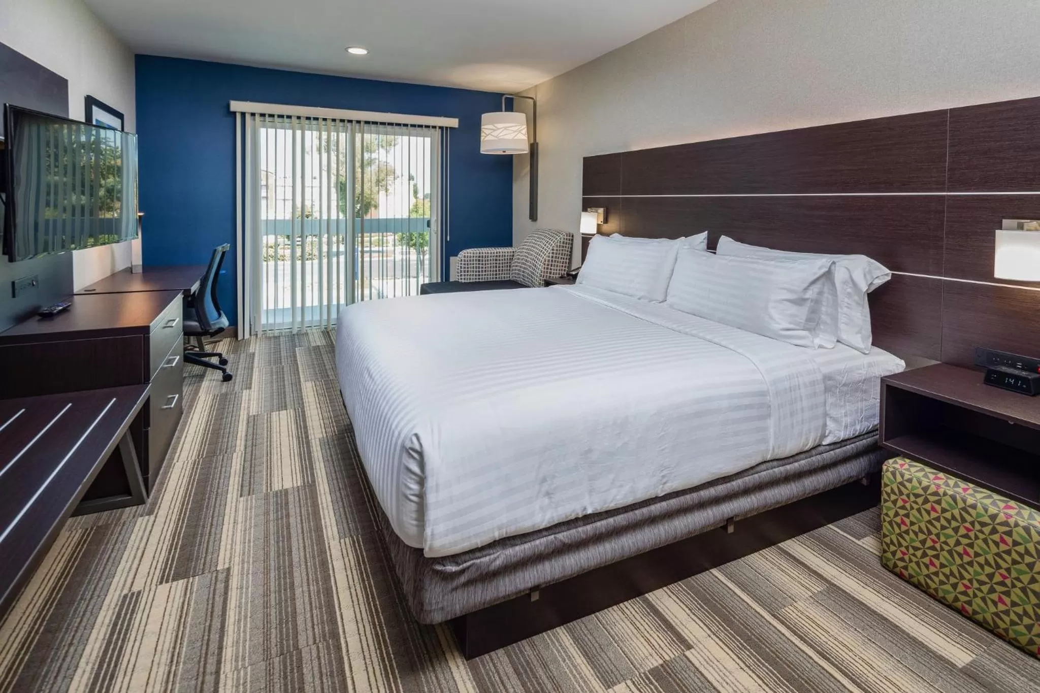 Photo of the whole room, Bed in Holiday Inn Express - Sunnyvale - Silicon Valley by IHG