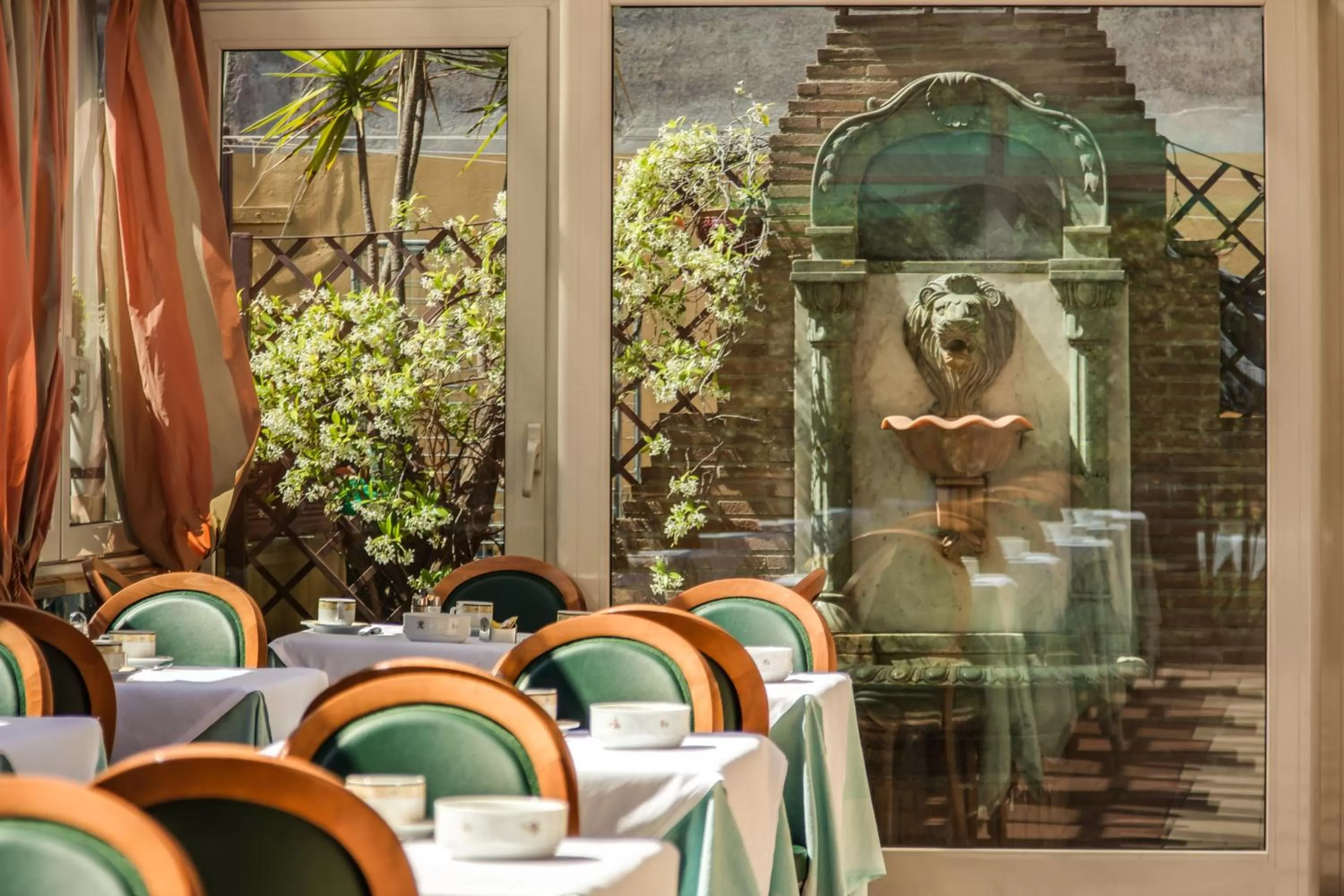 Restaurant/places to eat in Hotel Borromeo