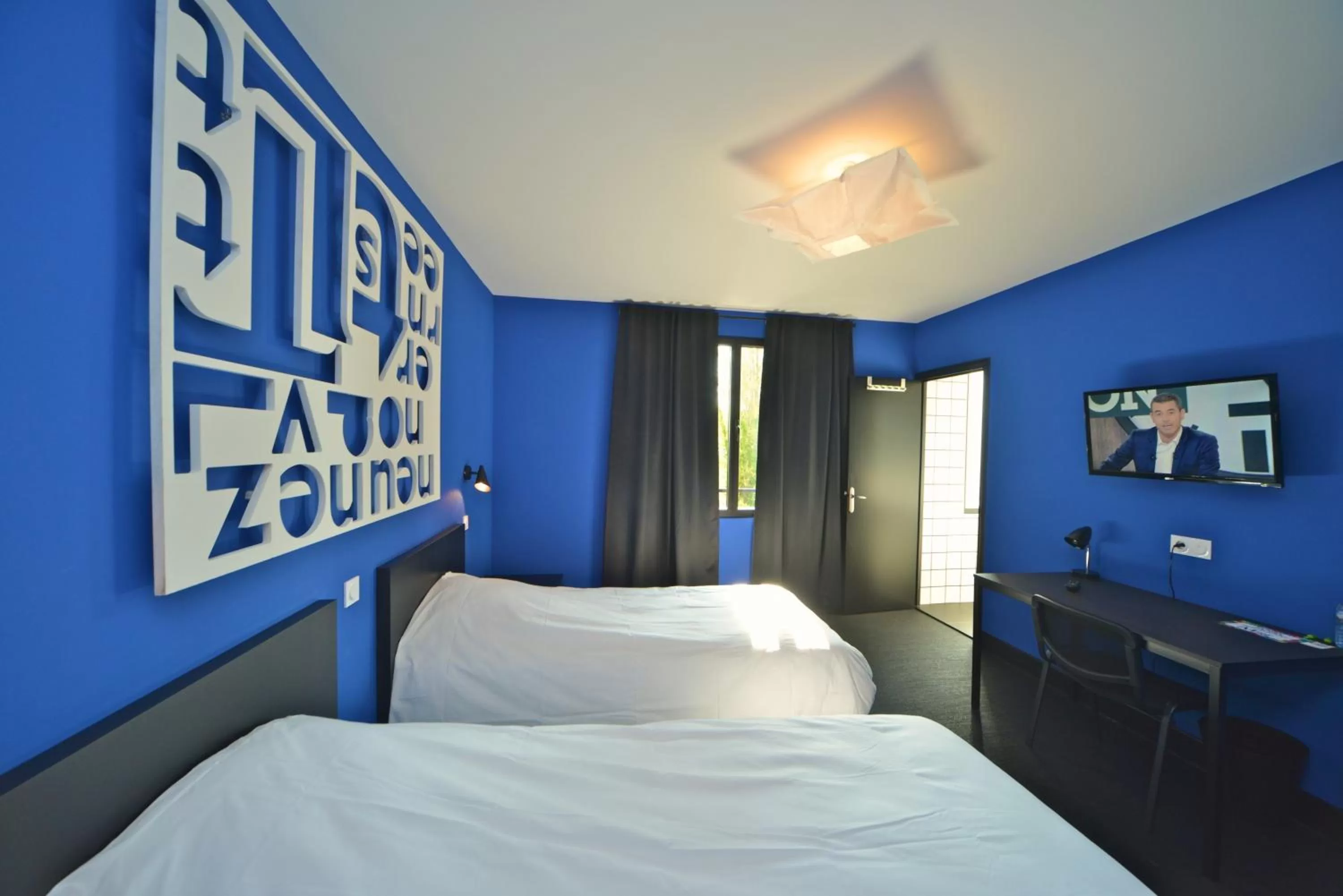 TV and multimedia, Bed in Logis - Hotel Restaurant La Mire