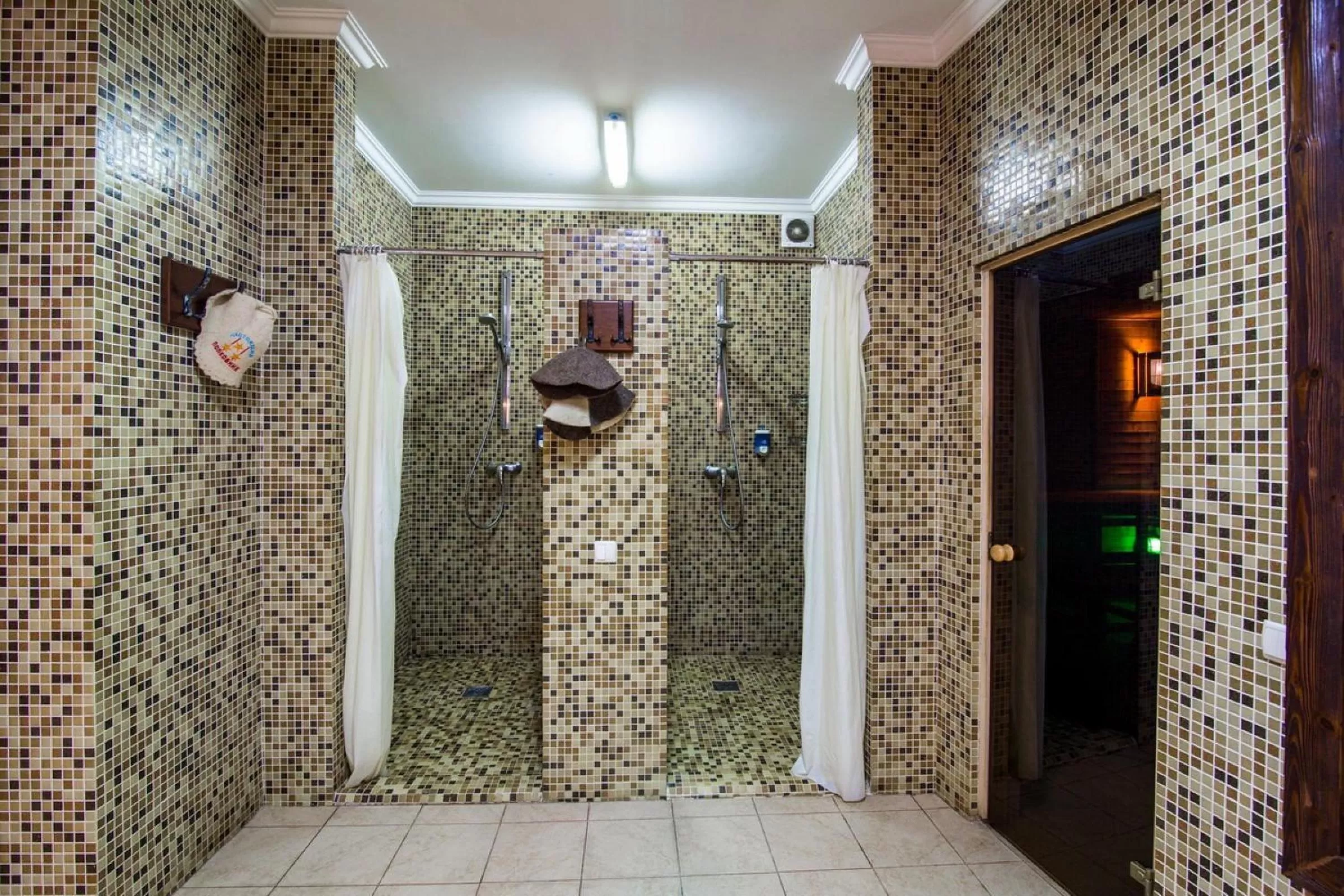 Shower in Georg Palace Hotel