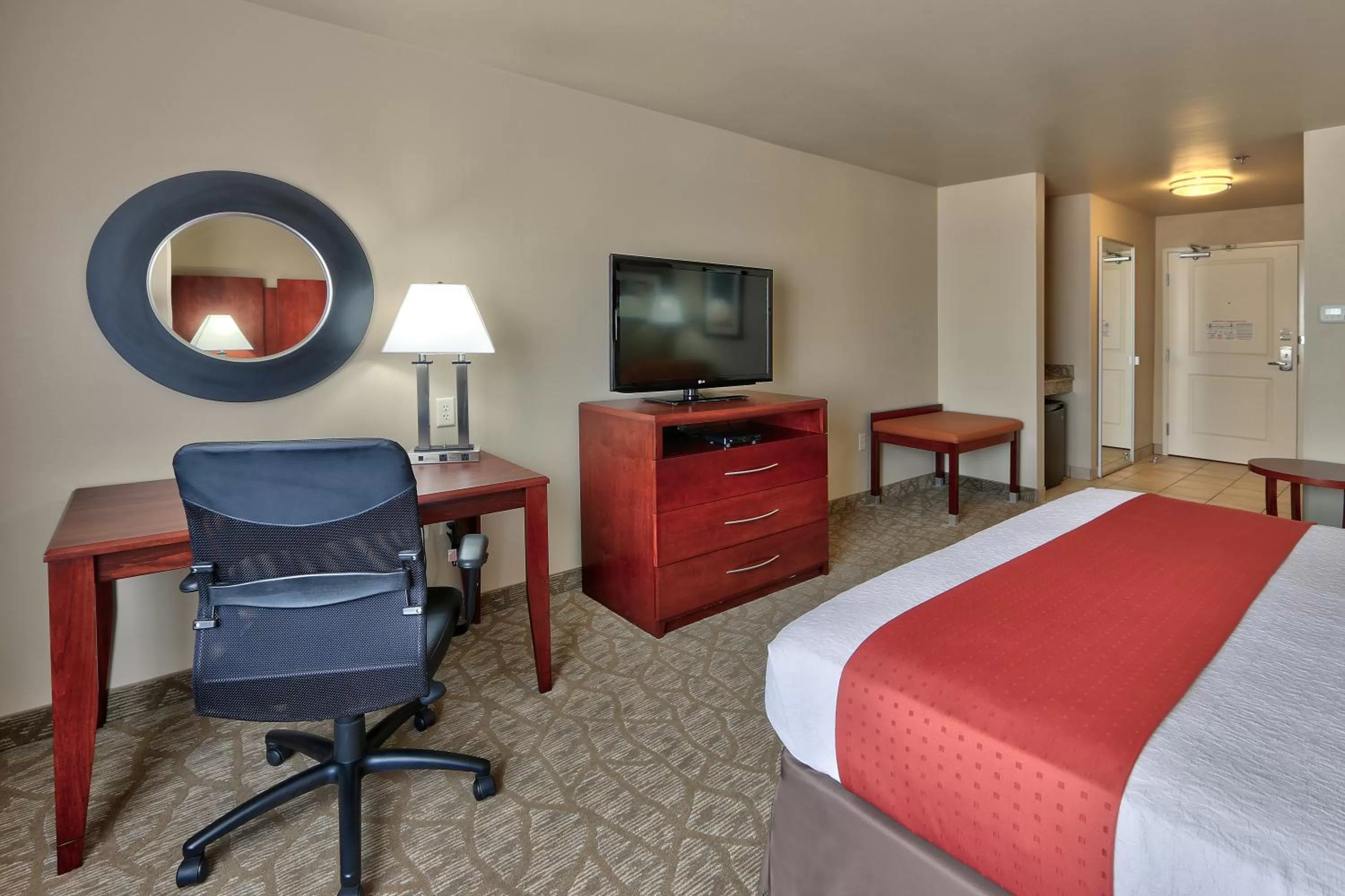 Photo of the whole room, Bed in Holiday Inn Roswell by IHG