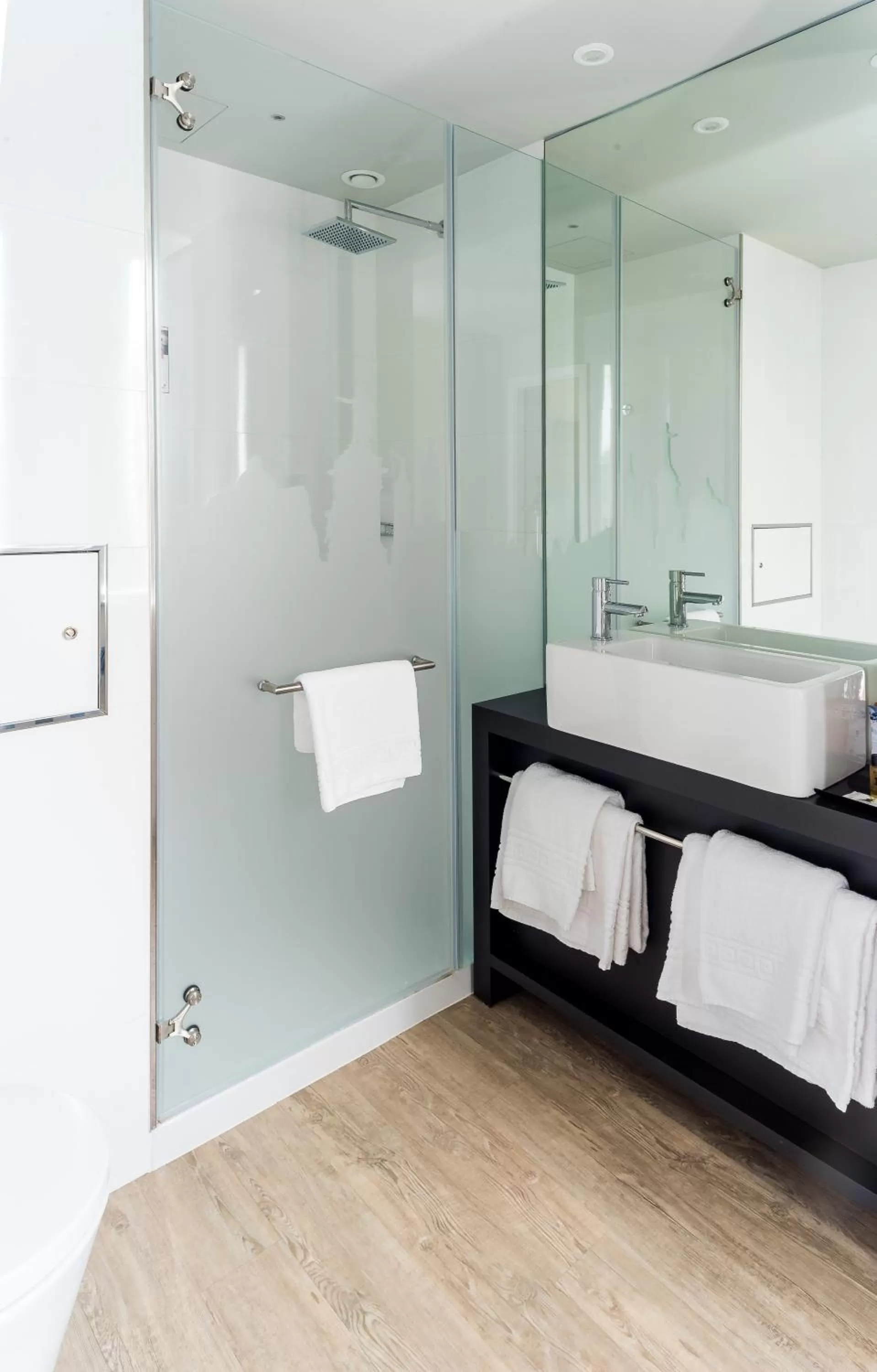 Bathroom in Star inn Lisbon Airport