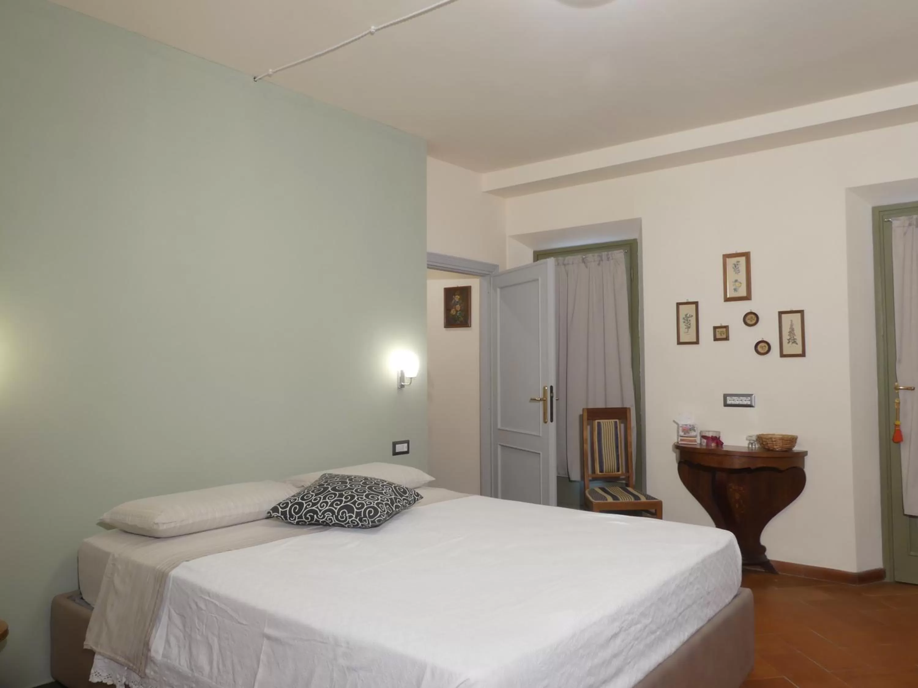 Bedroom, Bed in Helichrysum