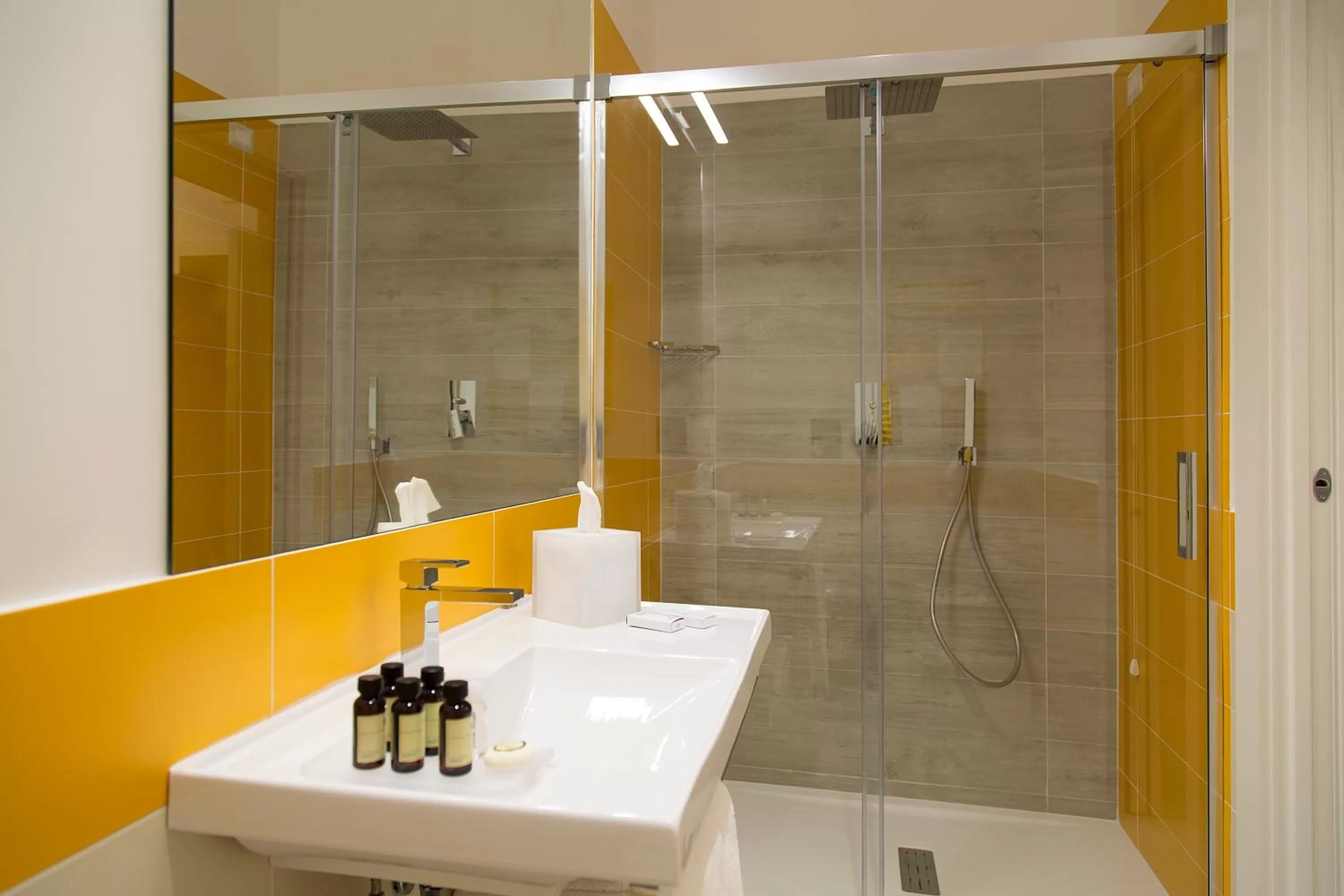 Shower in The Five Rooms Napoli