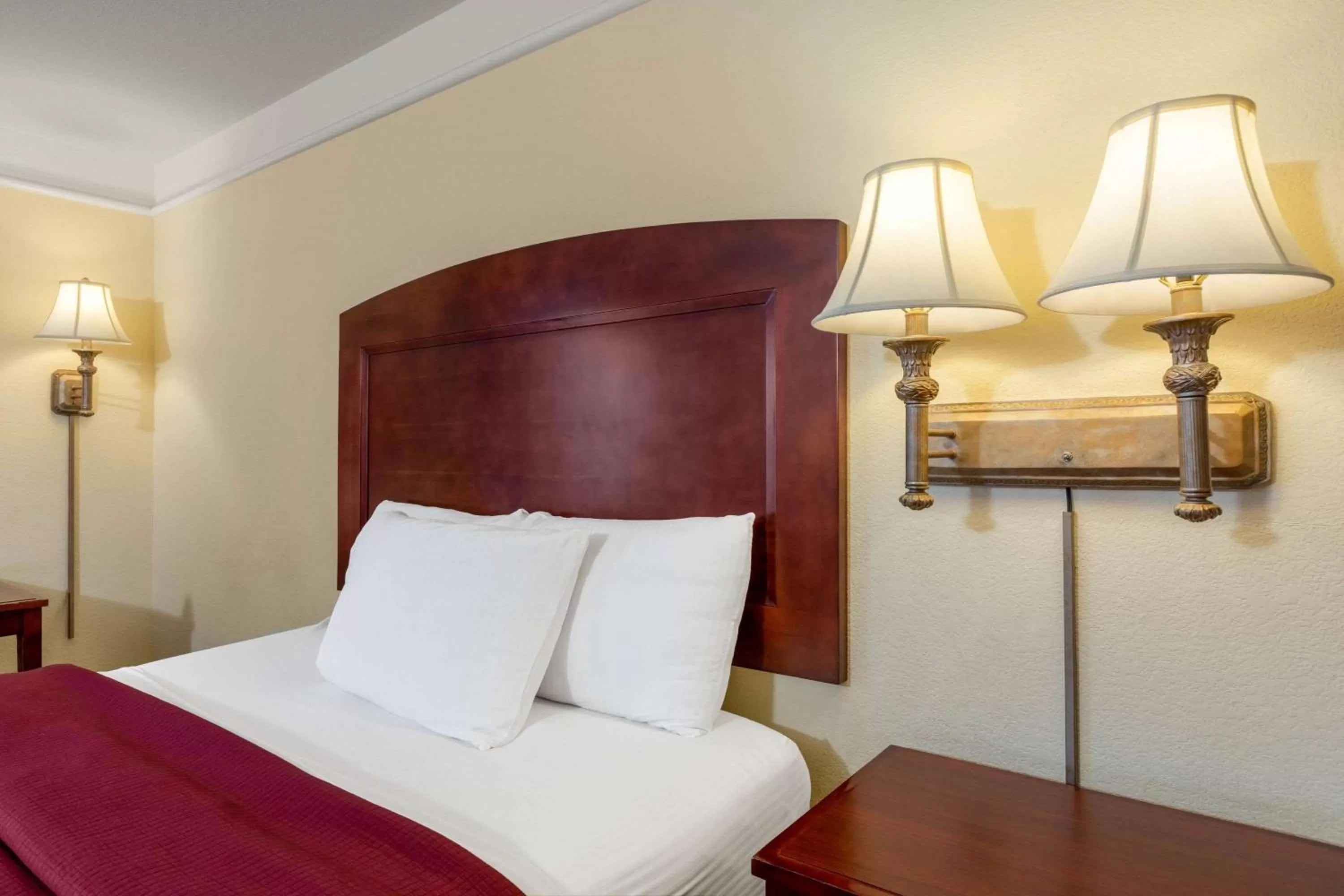 Photo of the whole room, Bed in La Quinta by Wyndham Dodge City