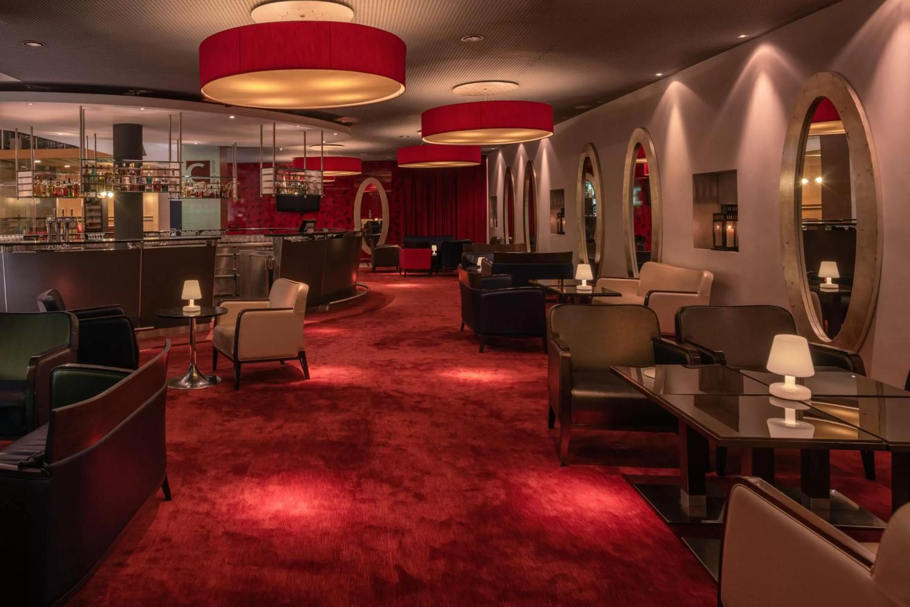 Lounge or bar in Hilton Geneva Hotel and Conference Centre