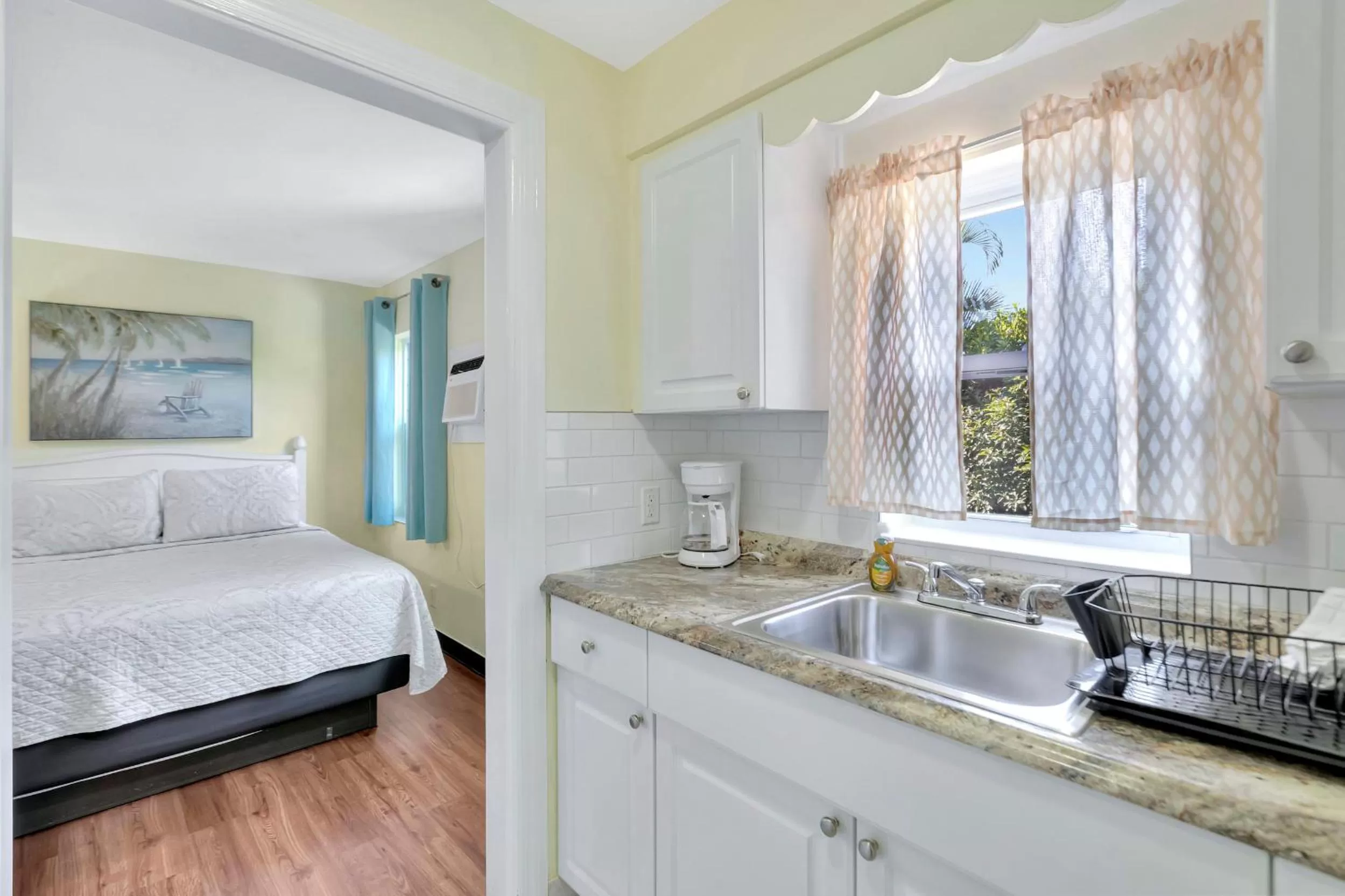 Kitchen or kitchenette, Bed in Seahorse Guesthouse