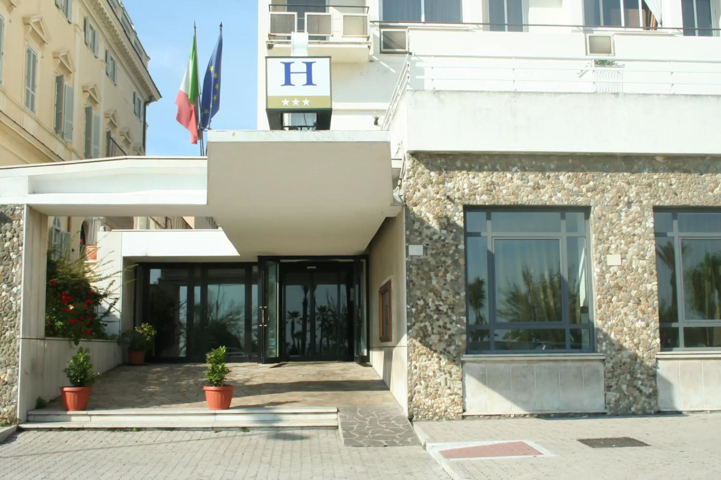 Facade/entrance in Hotel Mediterraneo