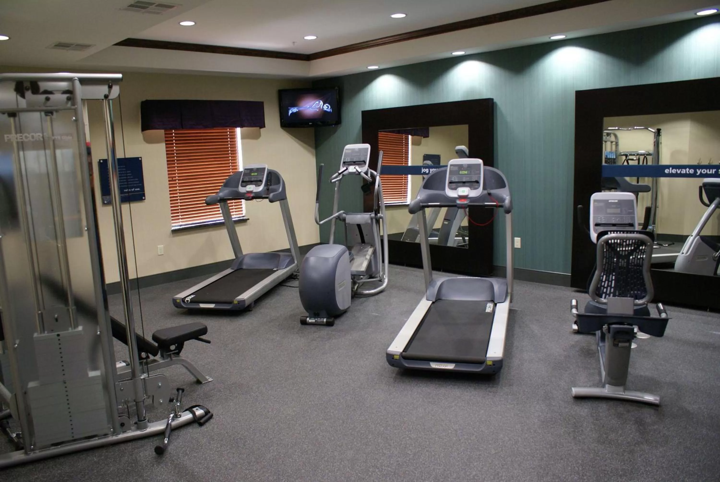 Fitness centre/facilities in Hampton Inn & Suites Center