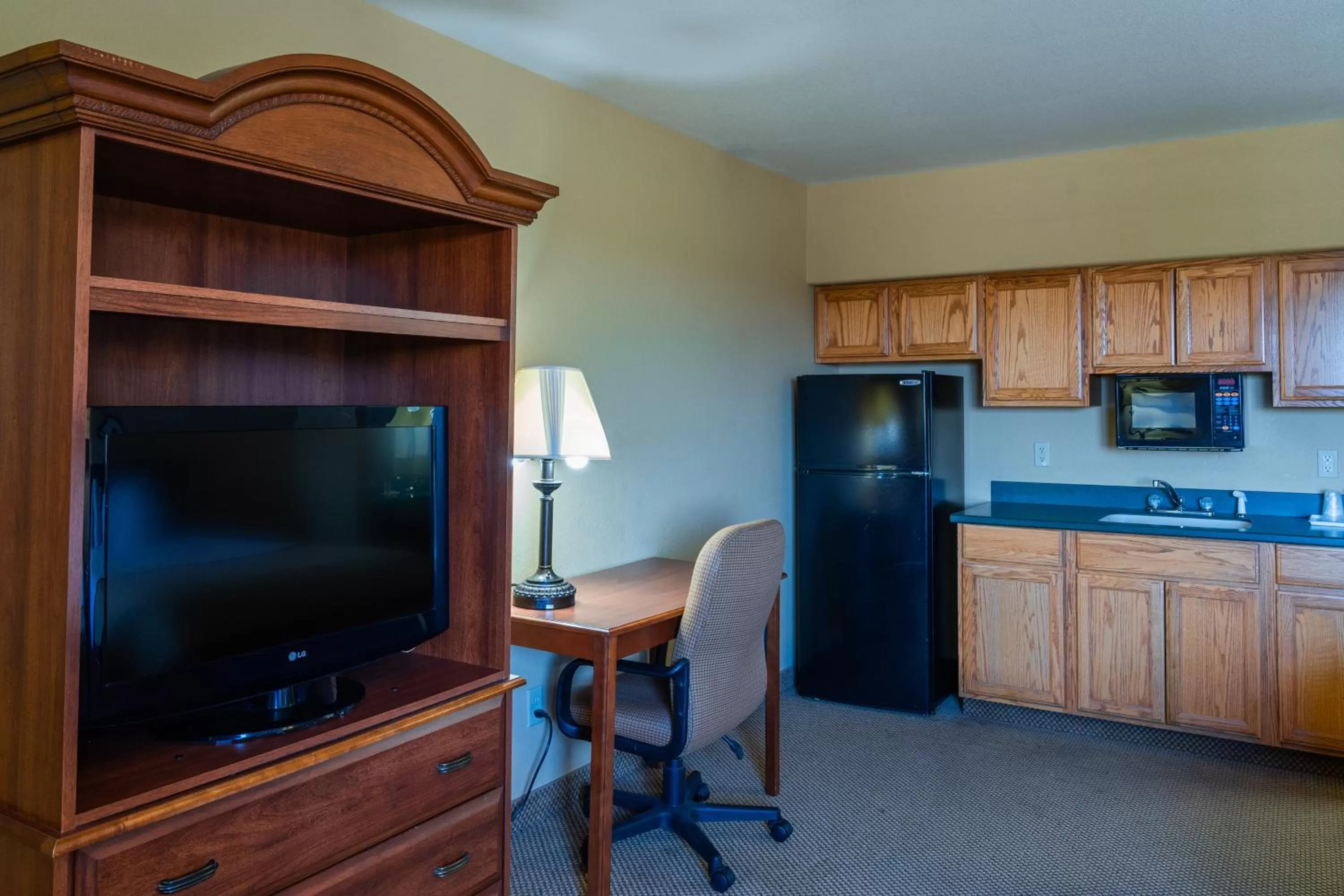 TV and multimedia in Pinedale Hotel & Suites