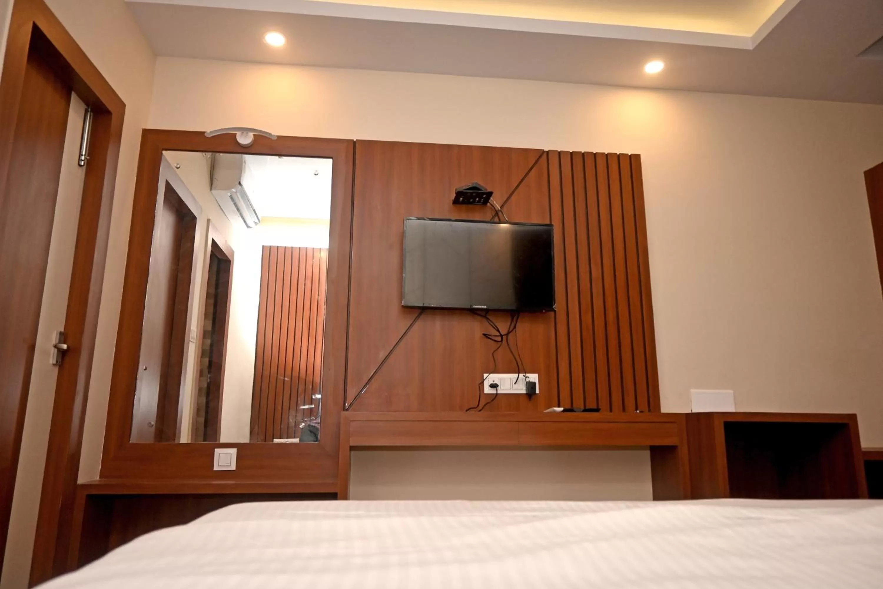 Communal lounge/ TV room, TV/Entertainment Center in Royal Sea View