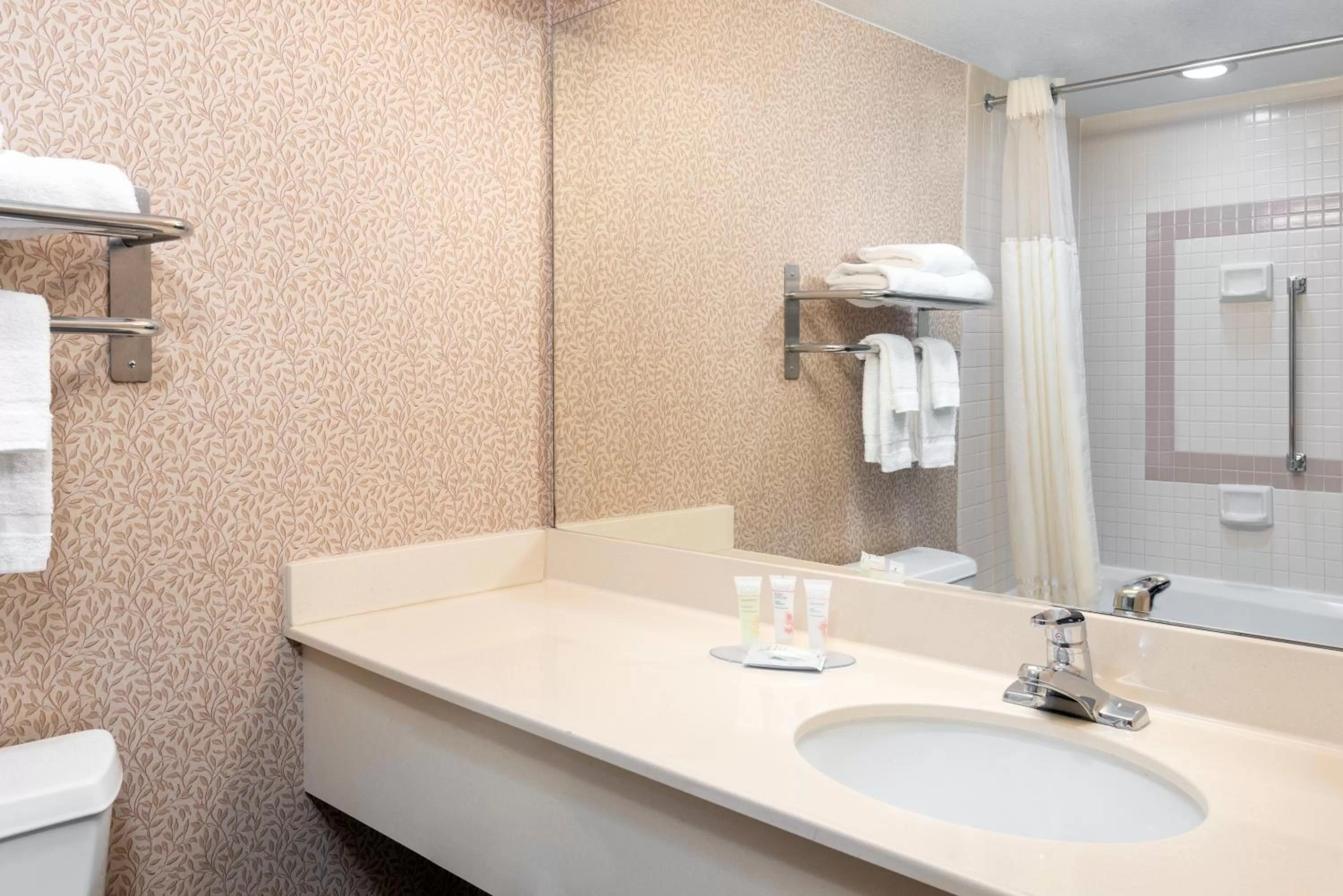 Bathroom in Capitol Plaza Hotel Jefferson City