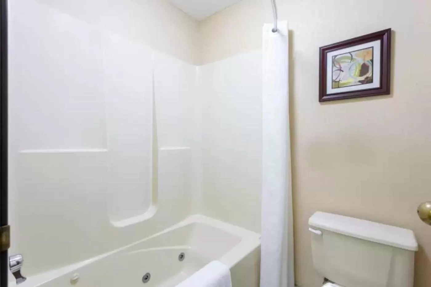 Bathroom in Clarion Pointe Harrodsburg-Danville